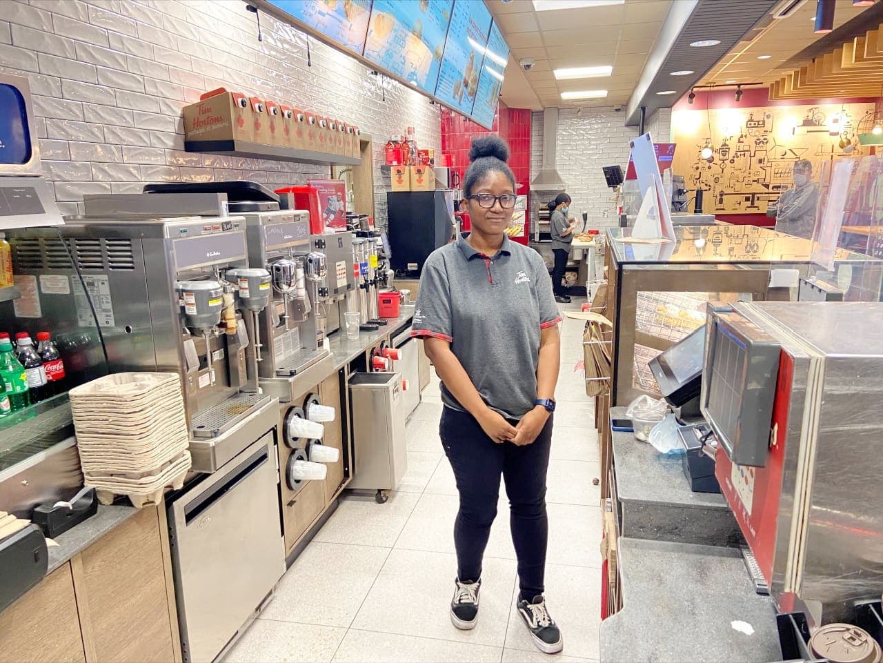 Mélissa travaille au salaire minimum dans un Tim Hortons du quartier Rosemont, à Montréal. « Tout le monde est à la recherche de personnel, ce serait peut-être plus facile d’en trouver avec un salaire minimum à 18-20 $ de l’heure », croit-elle.