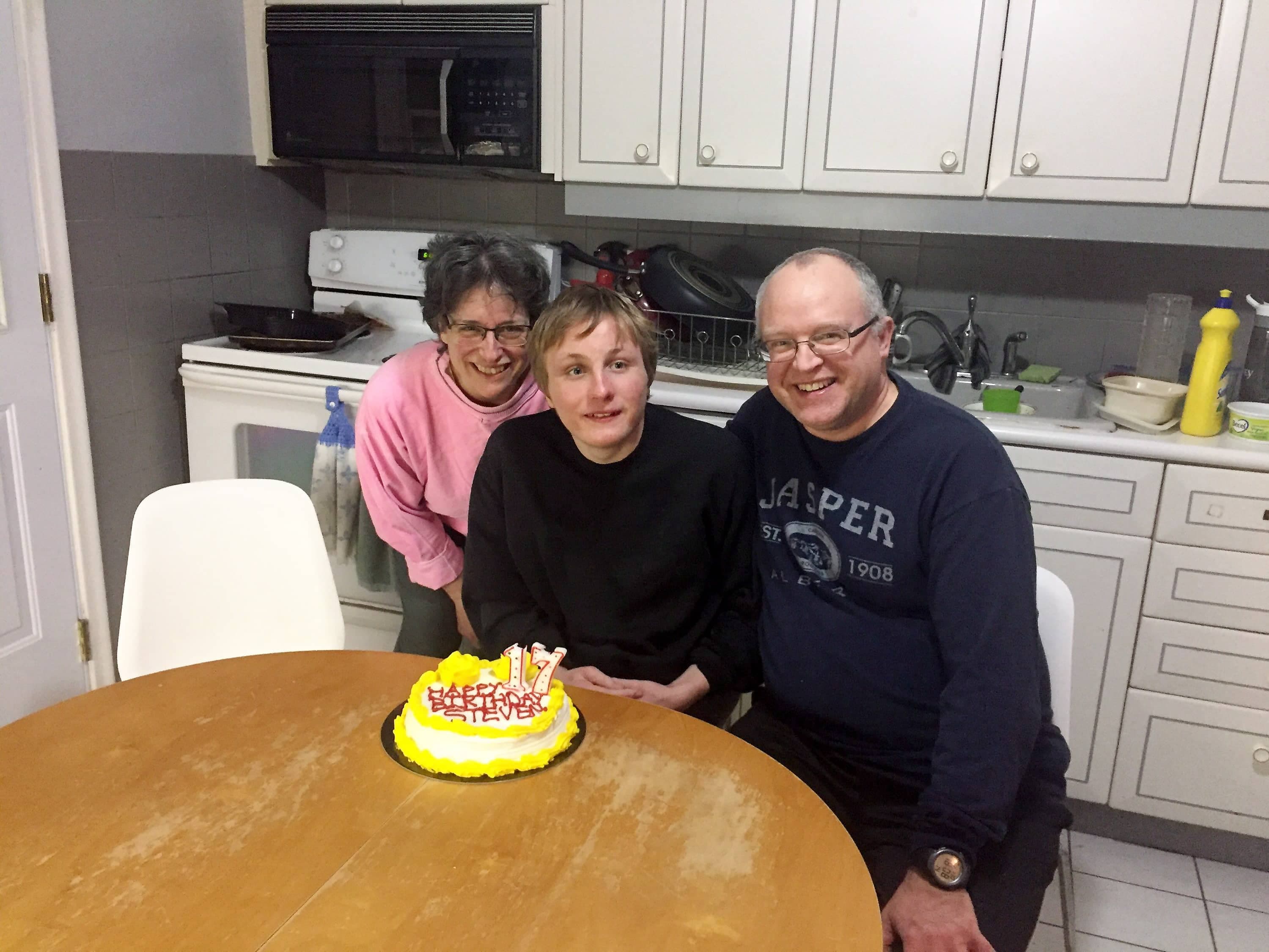 La médecin de famille Sylvie Del Bianco, ici accompagnée de son fils autiste Steven et de son mari Andrews, songe à prendre sa retraite si le gouvernement Legault opte pour des mesures coercitives à propos de la prise en charge de patients supplémentaires.