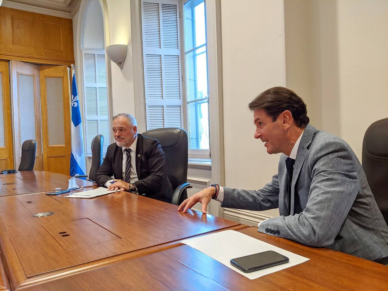 Disant vouloir « rétablir les faits », les ministres caquistes Jonatan Julien et François Bonnardel ont insisté sur l’évolution projetée du nombre de voitures électriques d’ici la mise en service du tunnel Québec-Lévis.