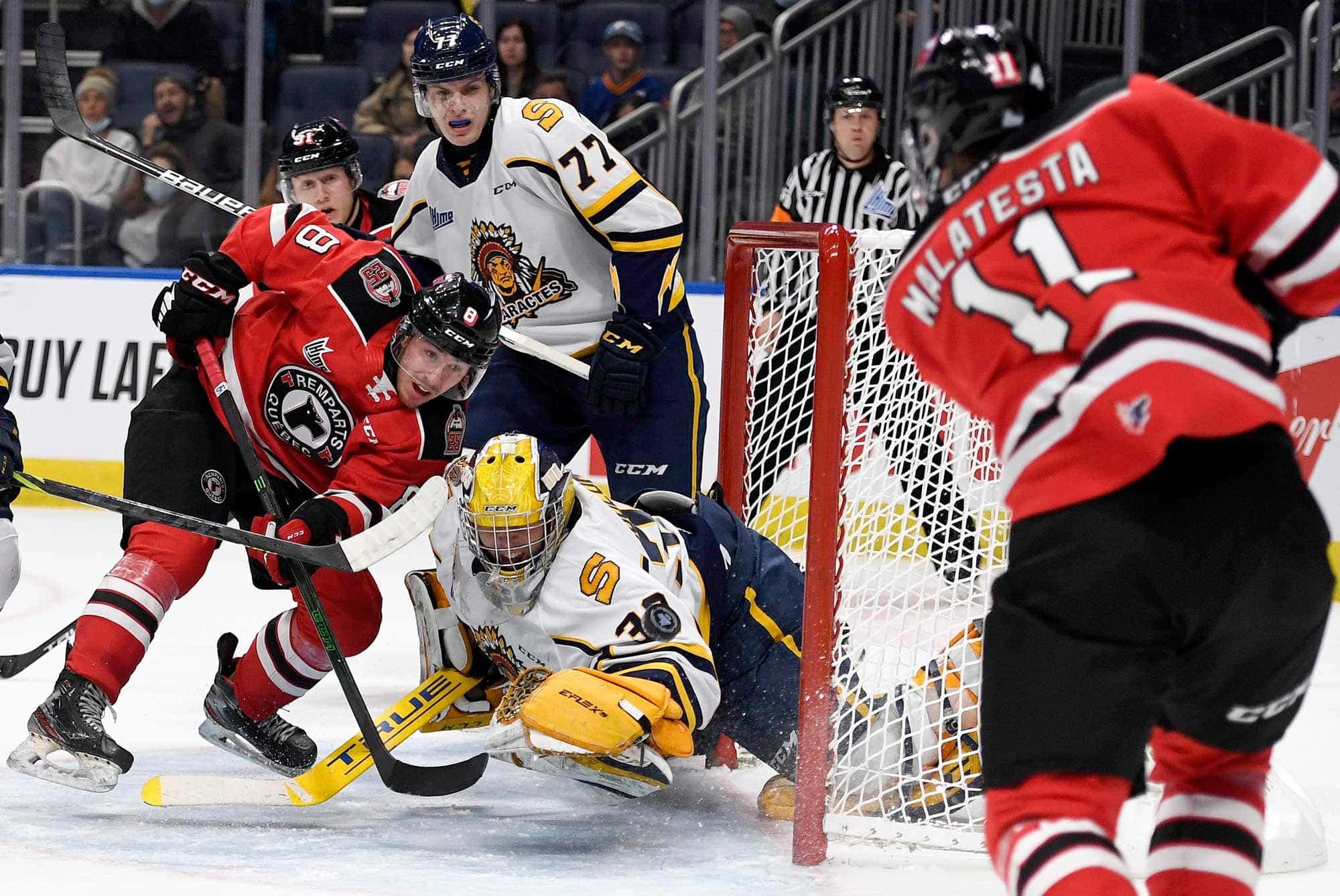 Sur cette photo, l’attaquant des Remparts Pier-Olivier Roy tente de pousser la rondelle derrière le gardien de but des Cataractes de Shawinigan Antoine Coulombe lors d’un match entre les deux formations le 28 octobre dernier au Centre Vidéotron.