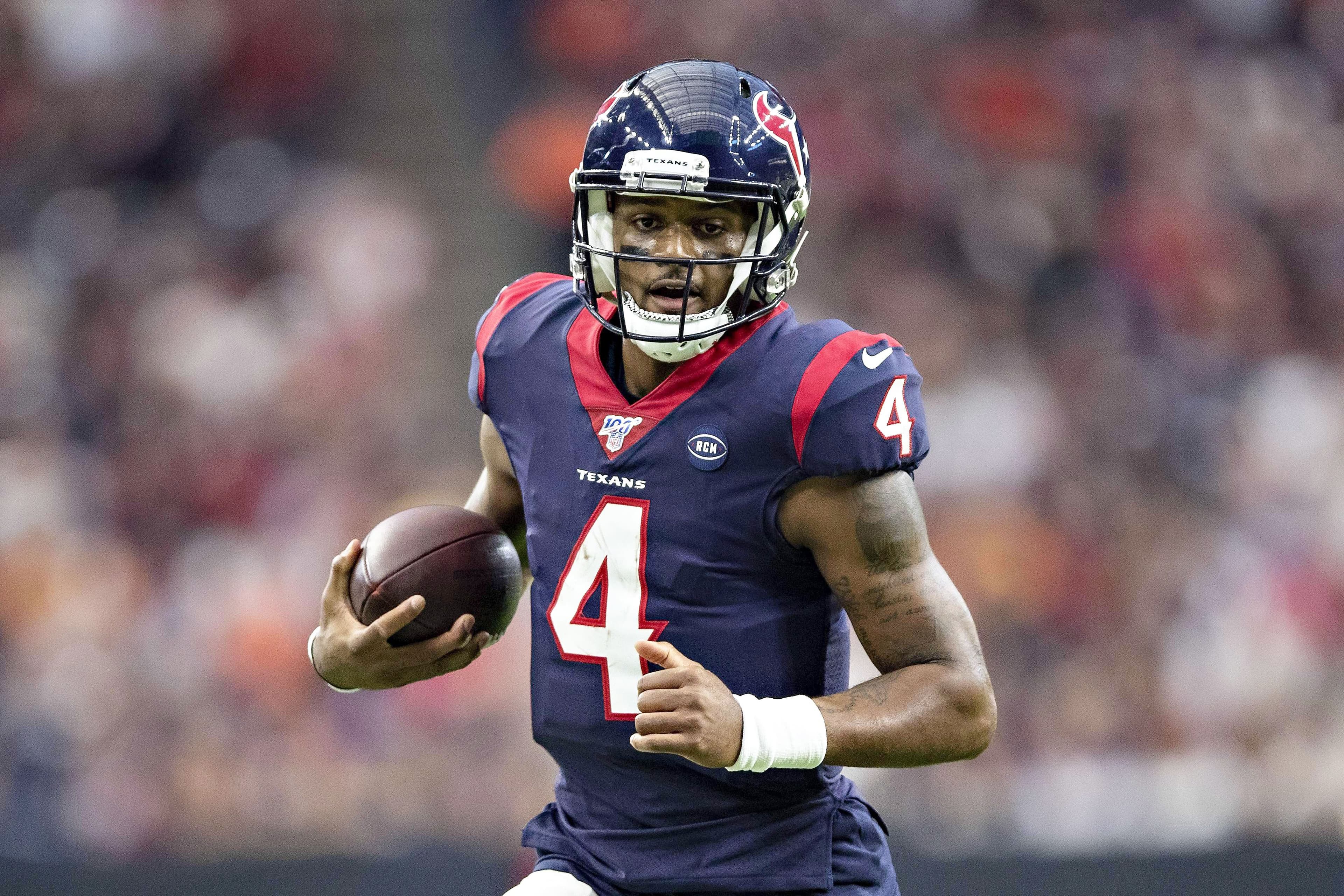 Le quart-arrière Deshaun Watson demeure pour l’instant avec les Texans de Houston.