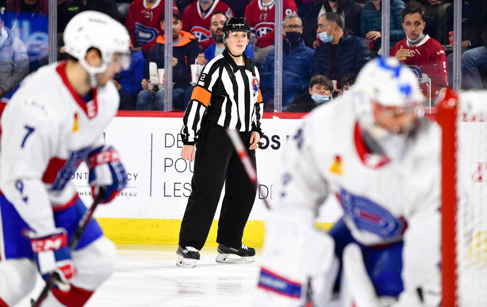 Elizabeth Mantha a arbitré son premier match professionnel, vendredi à Laval, dans la Ligue américaine. Plusieurs de ses proches ont assisté au match du Rocket pour l’encourager.