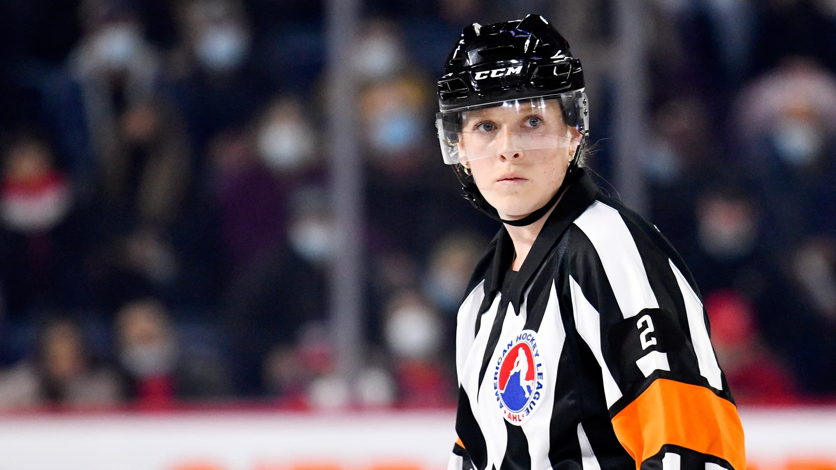 L'arbitre Elizabeth Mantha lors de la première période du match de hockey de la AHL entre les Americans de Rochester et le Rocket de Laval le vendredi 29 octobre 2021.