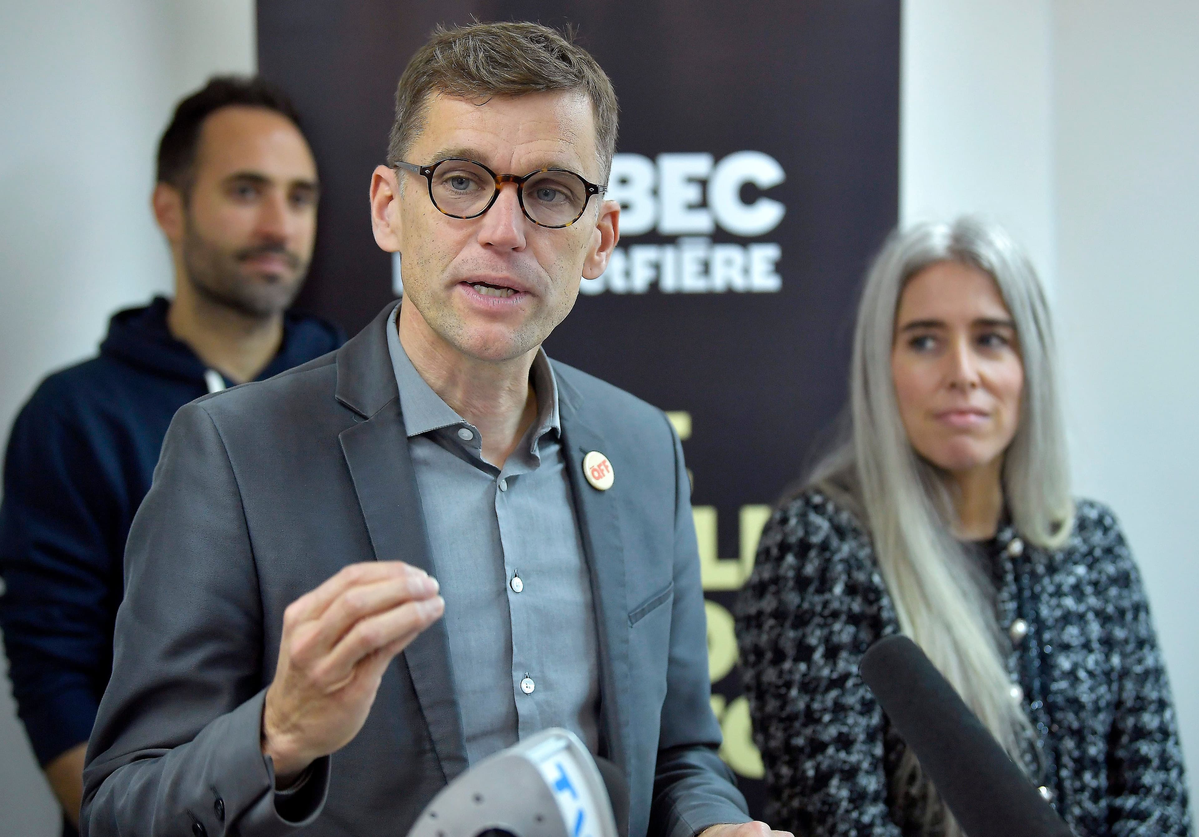 Bruno Marchand a mis en doute les coûts et les échéanciers du métro léger de Québec 21 lors d’une rencontre avec les médias à son local électoral, samedi.