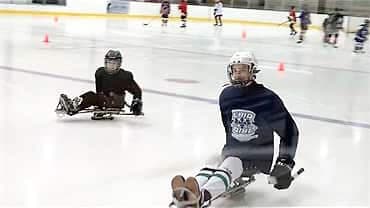 Depuis son accident, Shawn a commencé à faire du hockey adapté, avec parahockey Montréal.
