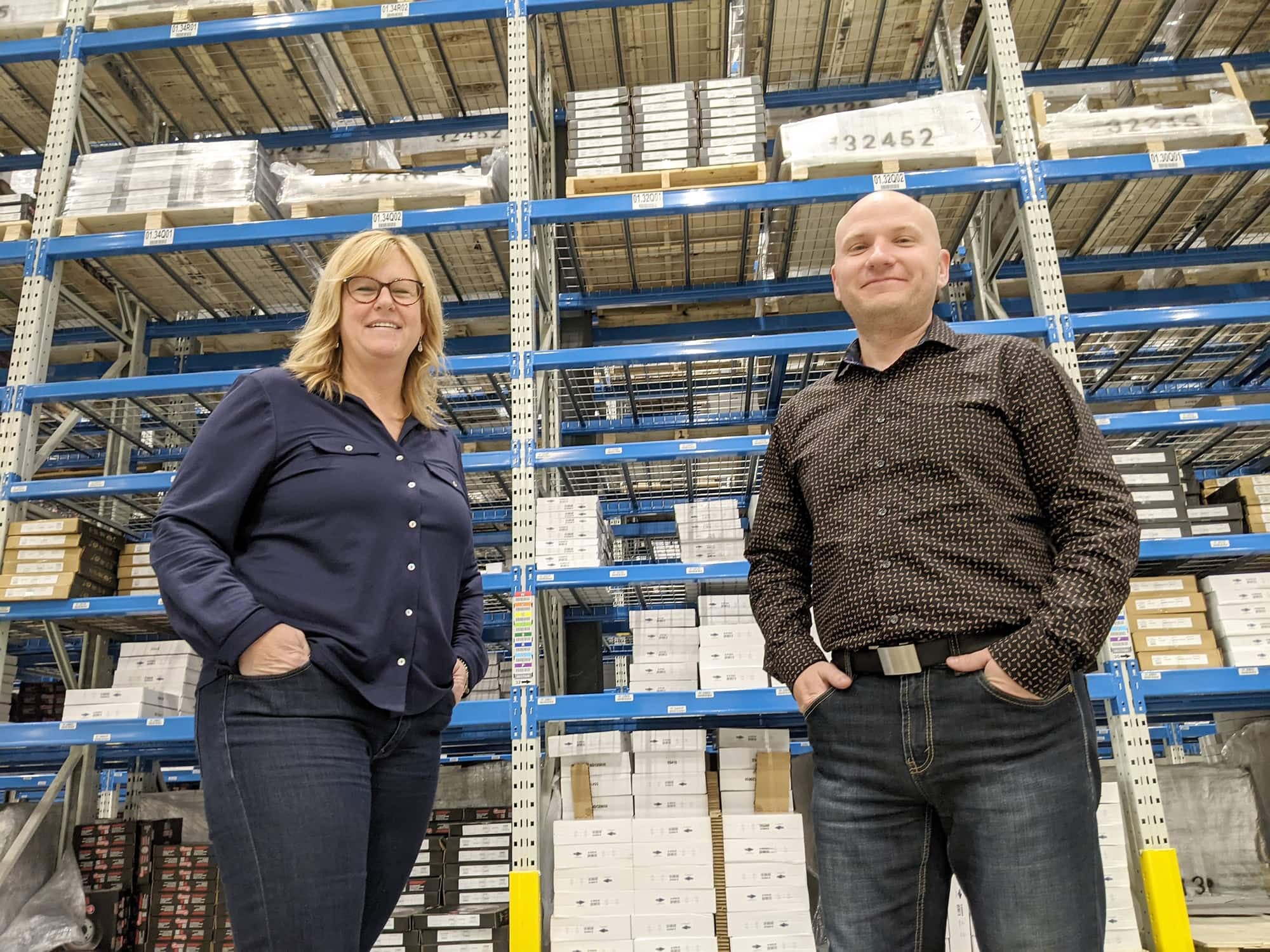 L’entreprise Pièces d’auto Transit à Lévis a triplé la superficie de son centre de distribution qui totalise maintenant 150 000 pieds carrés pour ajouter des robots. Sur la photo, Isabelle Labrie, directrice des opérations et Simon Bourque, directeur Produits.
