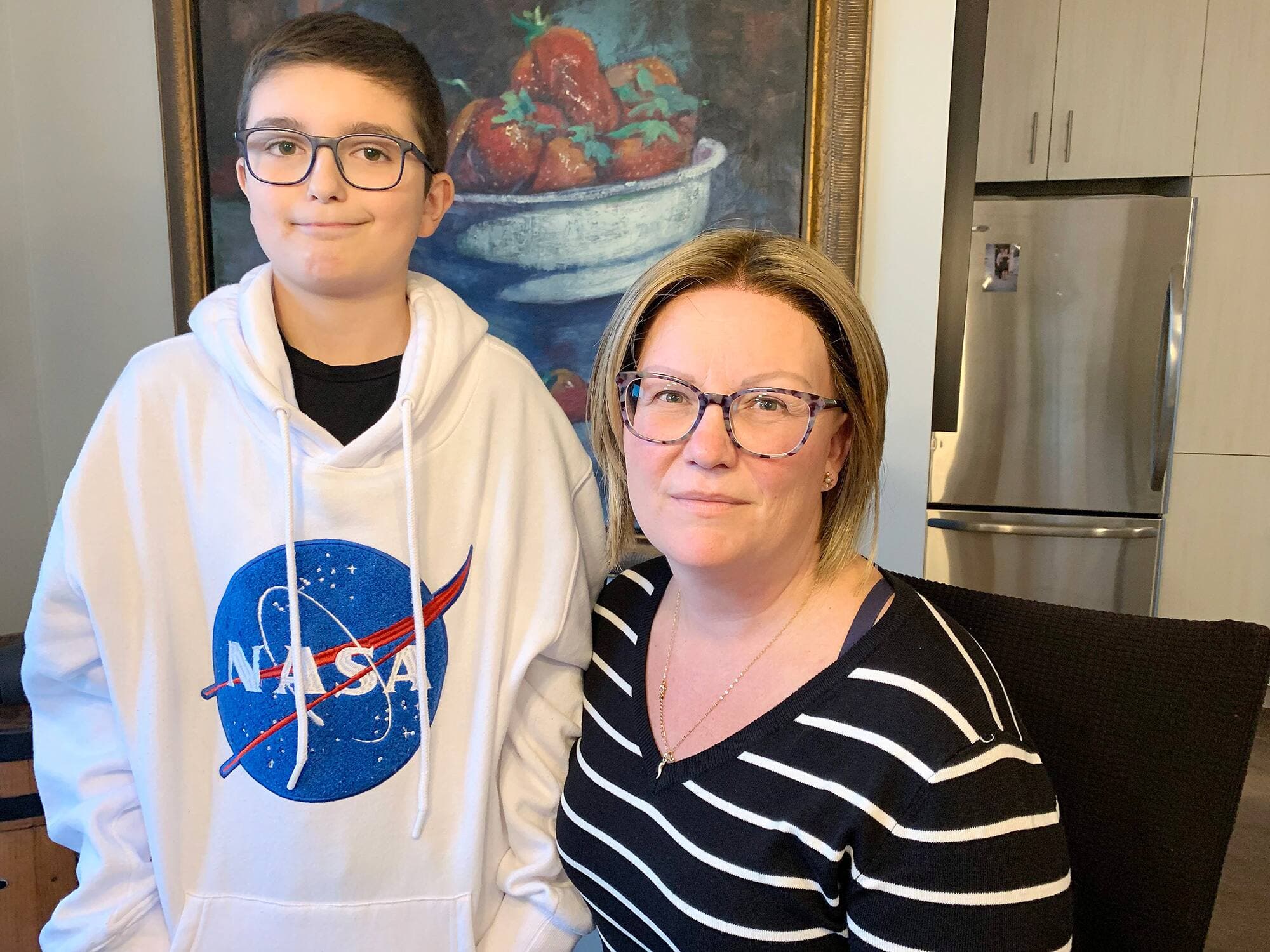Depuis le mois de septembre, presque tous les aliments sentent « pire que les poubelles » pour Arthur Caron, un garçon de 12 ans qui a contracté la COVID-19 à l’école, en mai. Sa mère, Julie Bouchard, ne sait plus quoi faire pour aider son fils.
