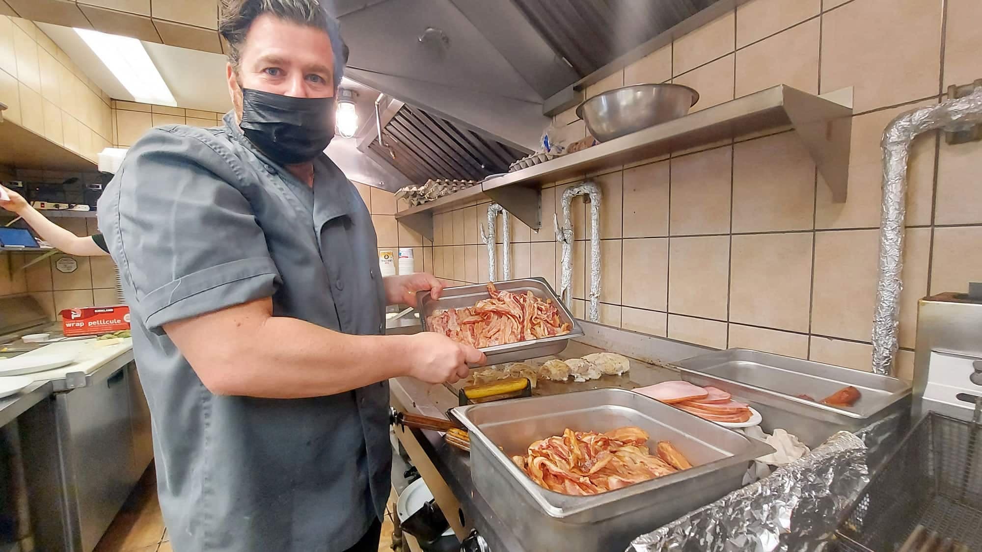 En Montérégie, le restaurant de déjeuners de Christopher Soulellis a vu en trois ans son assiette de deux œufs bacon passer de 7 $ à bientôt 11 $.