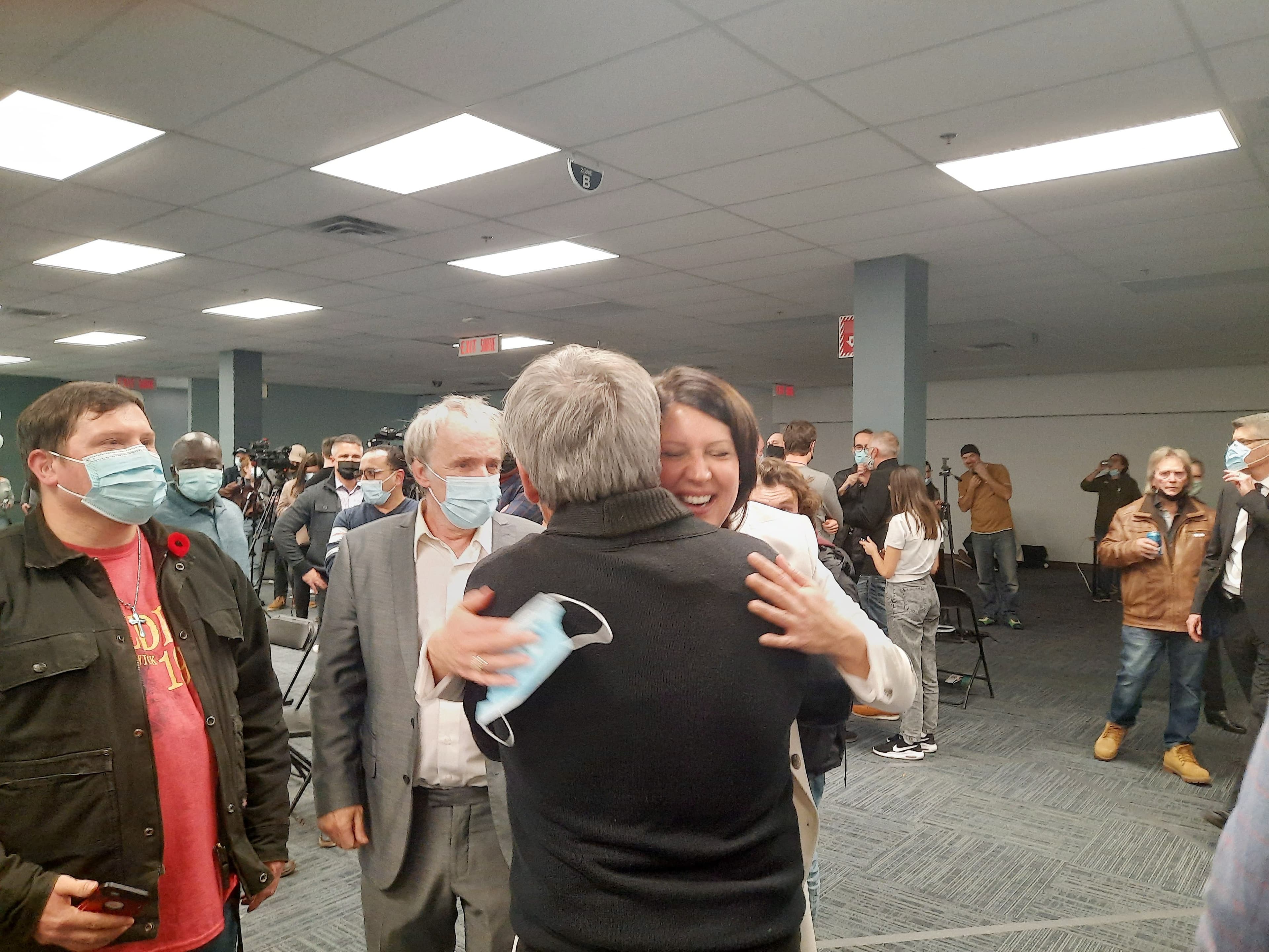 France Bélisle, nouvelle mairesse de Gatineau, salue ses proches à l’annonce de sa victoire hier soir.