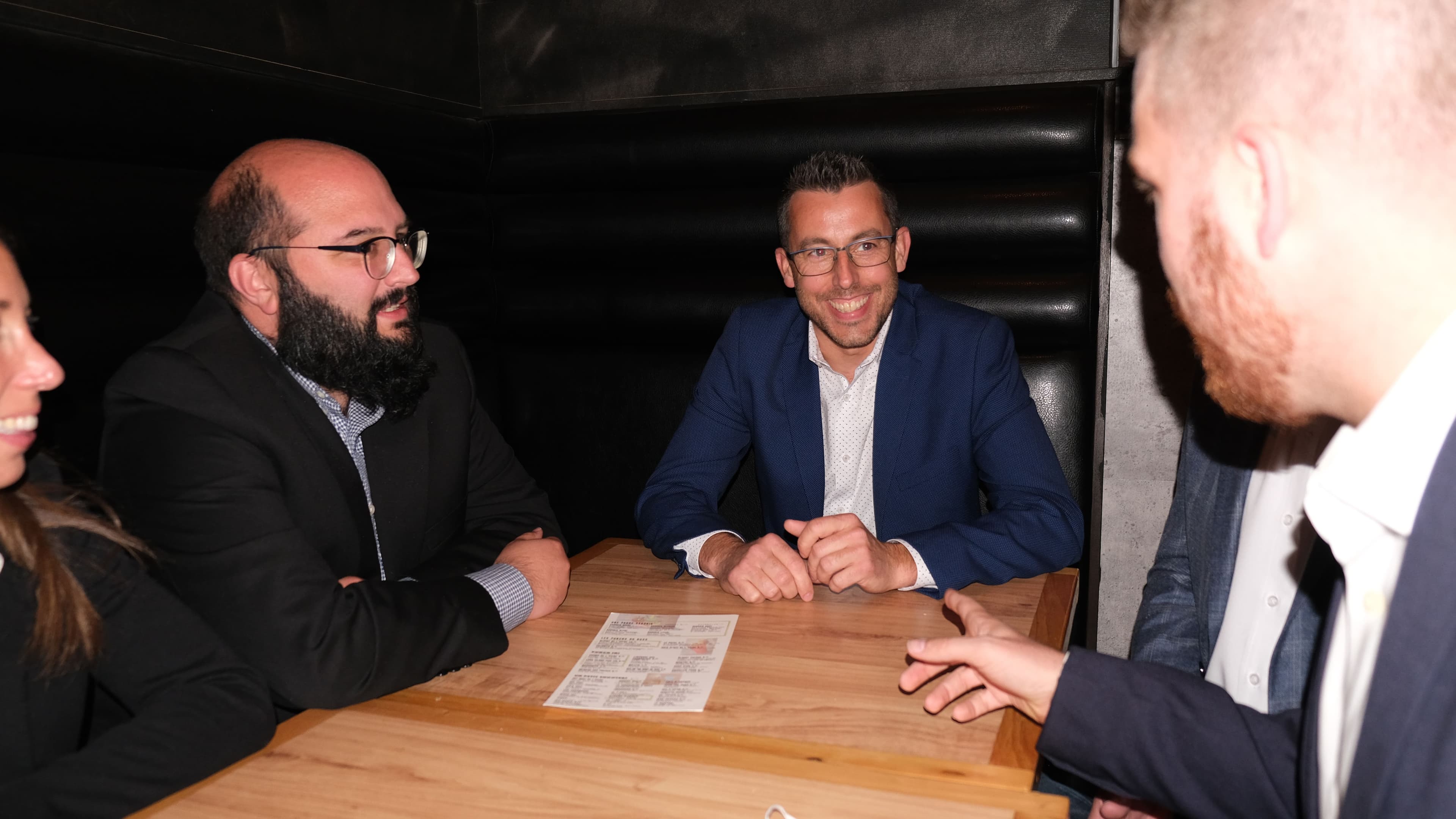 François Robillard entouré de membres de son équipe à Sainte-Marthe-sur-le-Lac, attendant les résultats au restaurant l'Usine. Il avait une confortable avance à minuit.