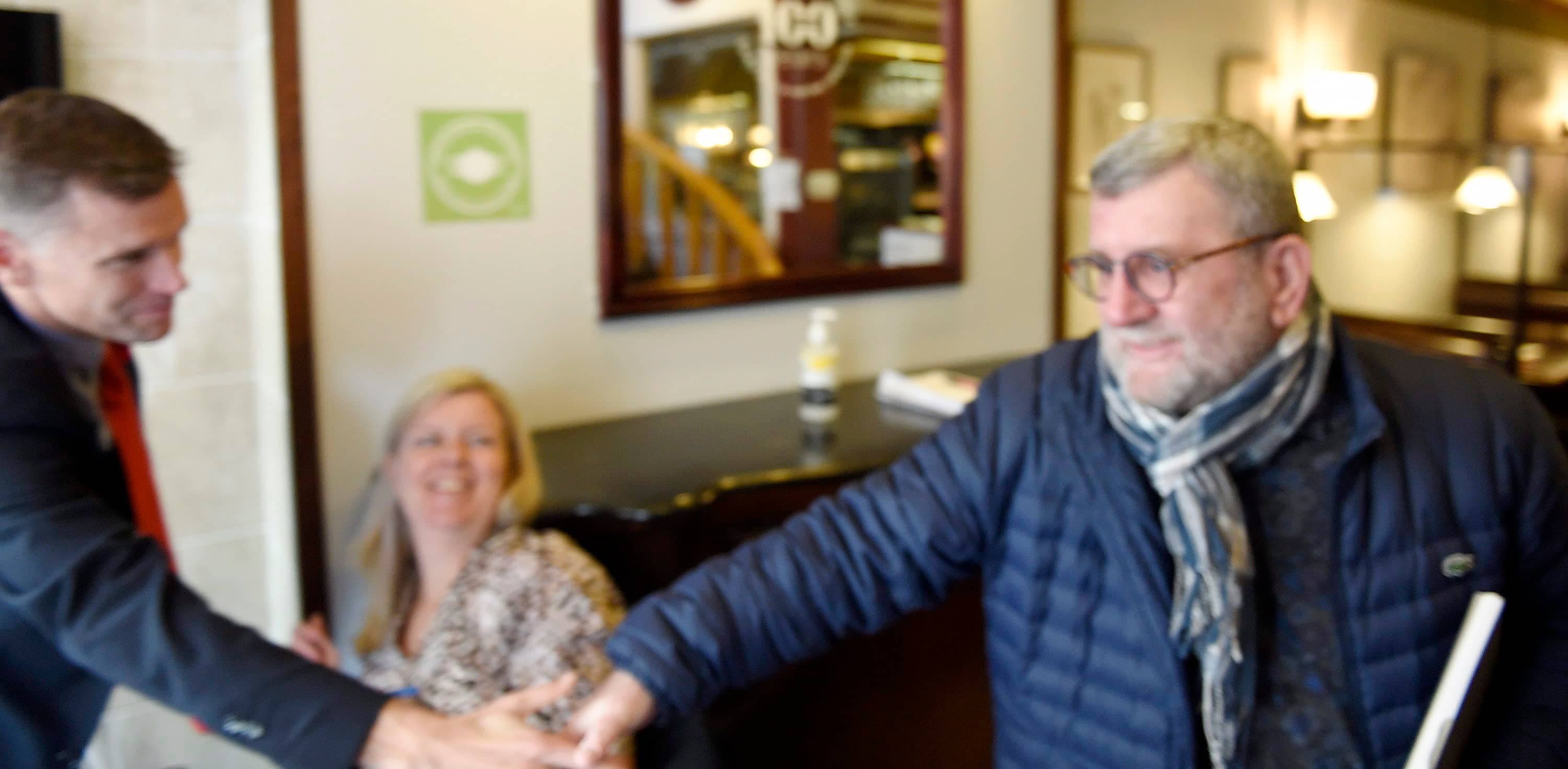 Le Journal a assisté à une rencontre surprise entre lui et le maire sortant Régis Labeaume, alors que les deux hommes se sont retrouvés par hasard au Café Buade, hier midi.