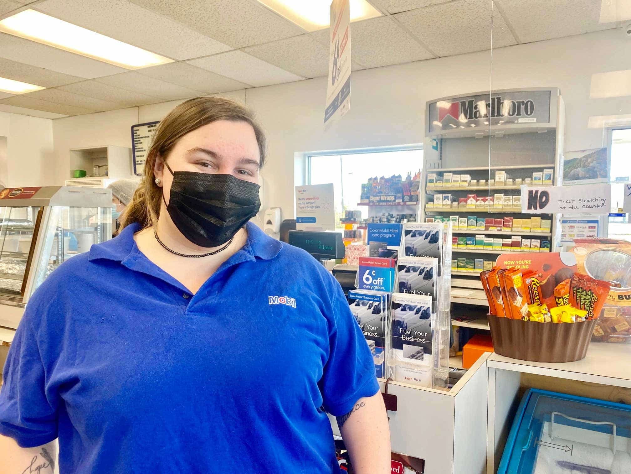 Sonia Walker, caissière chez Mobil à Champlain, anticipe des revenus à la hausse avec les frontières rouvertes.