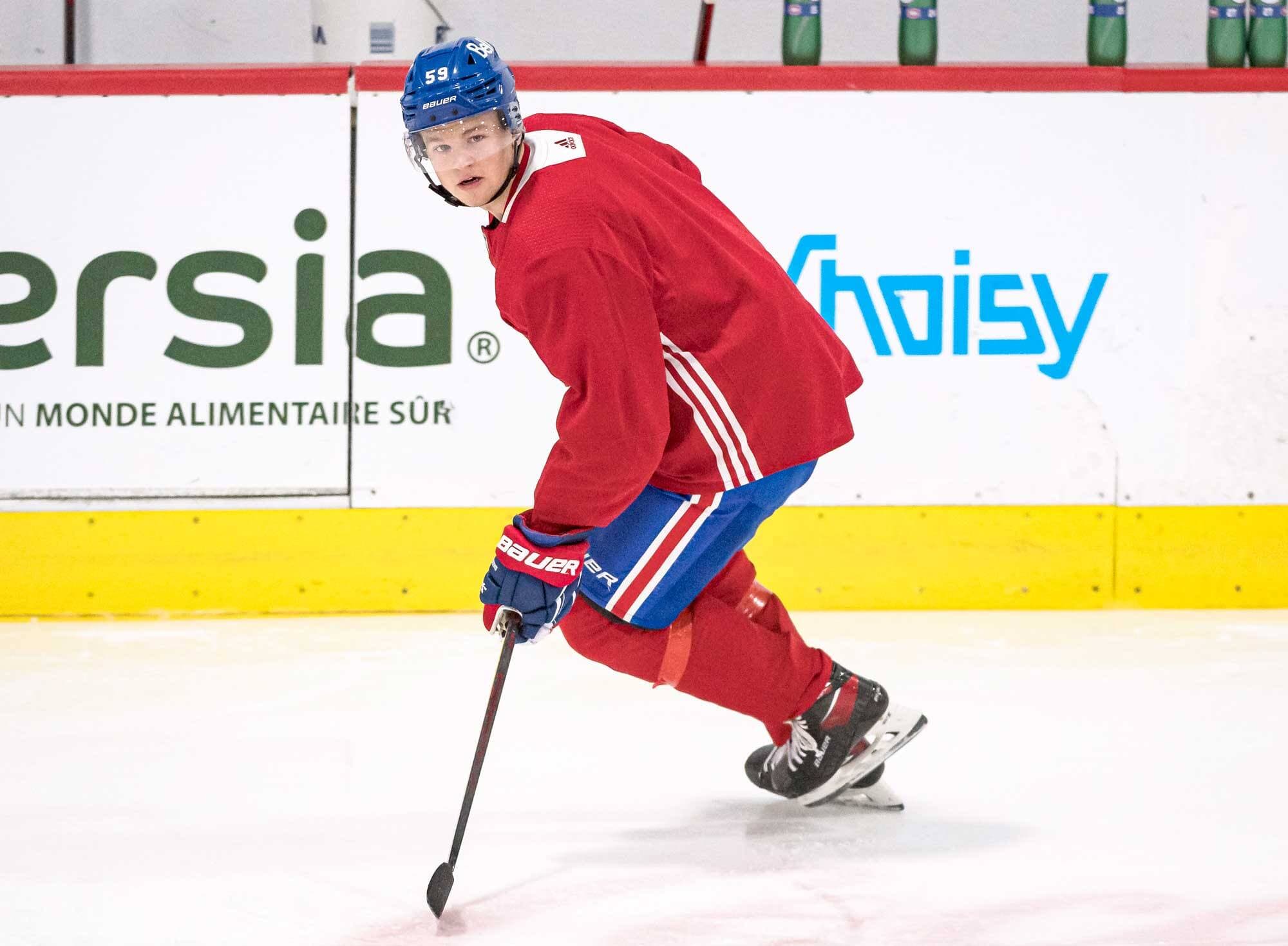 Mattias Norlinder à l’entraînement avec le Canadien jeudi dernier à Brossard.