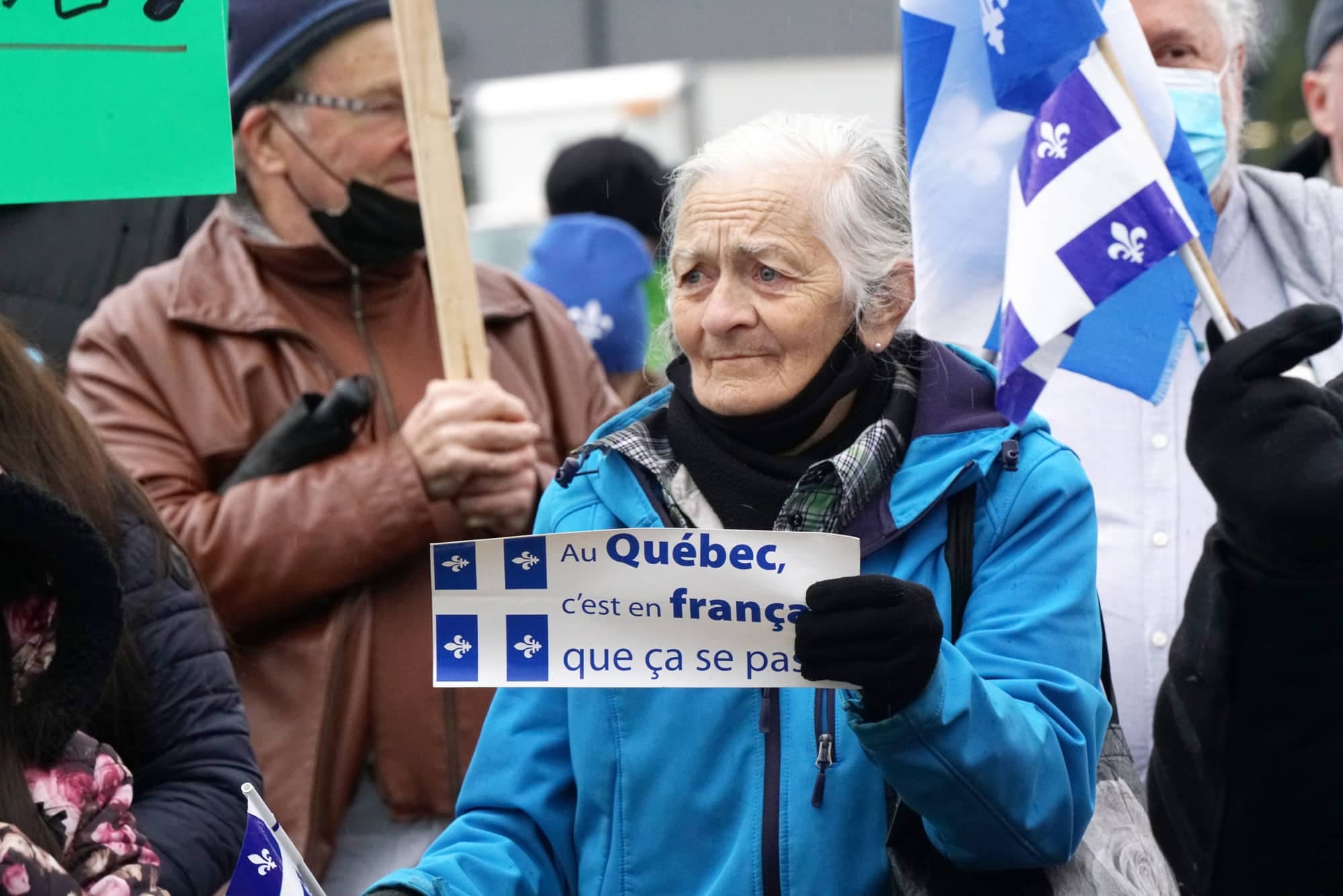 Une manifestante tient une pancarte lors de la manifestation.