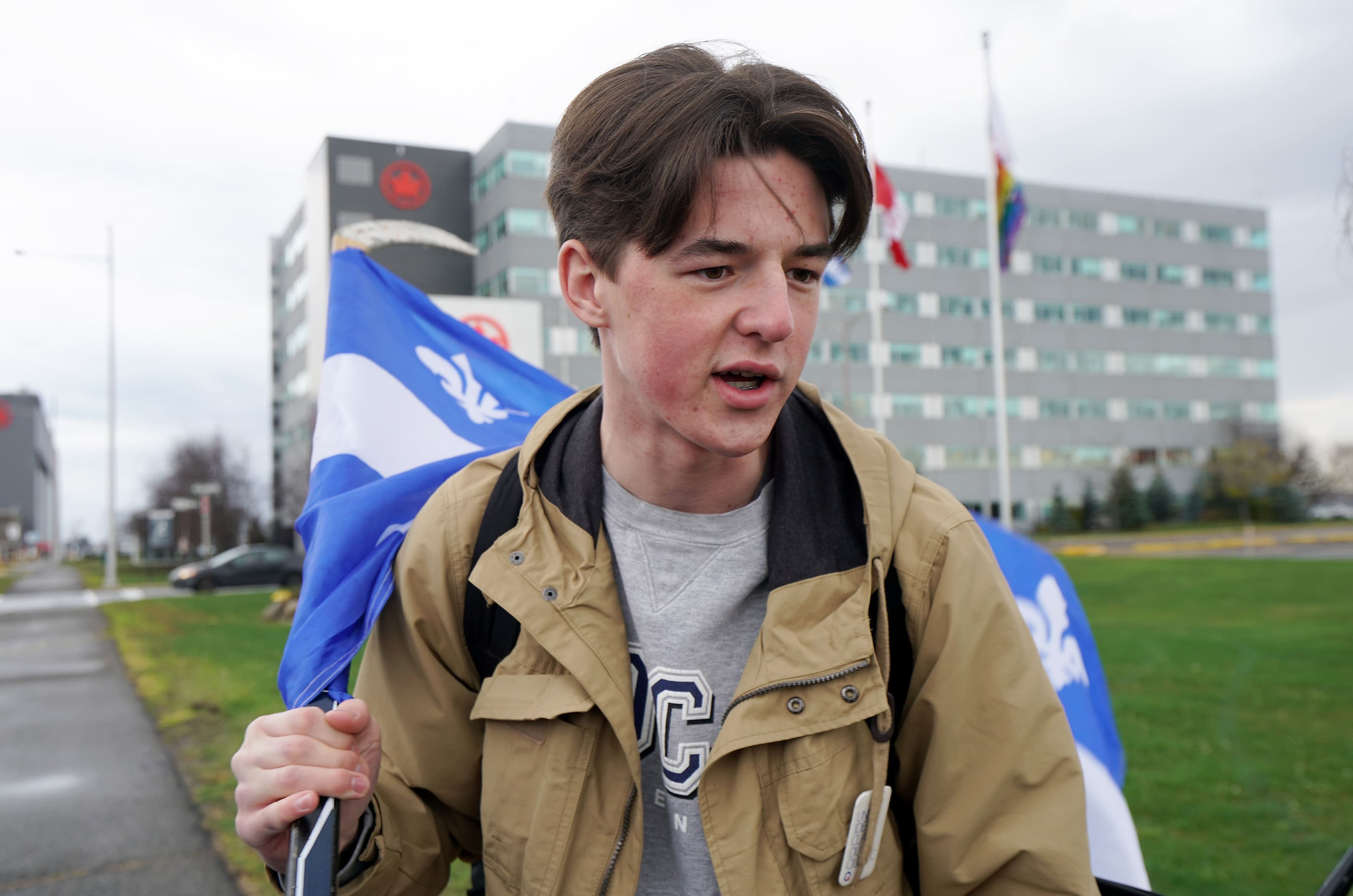 Mathieu Houle, 18 ans, avec son drapeau du Québec entre les mains.