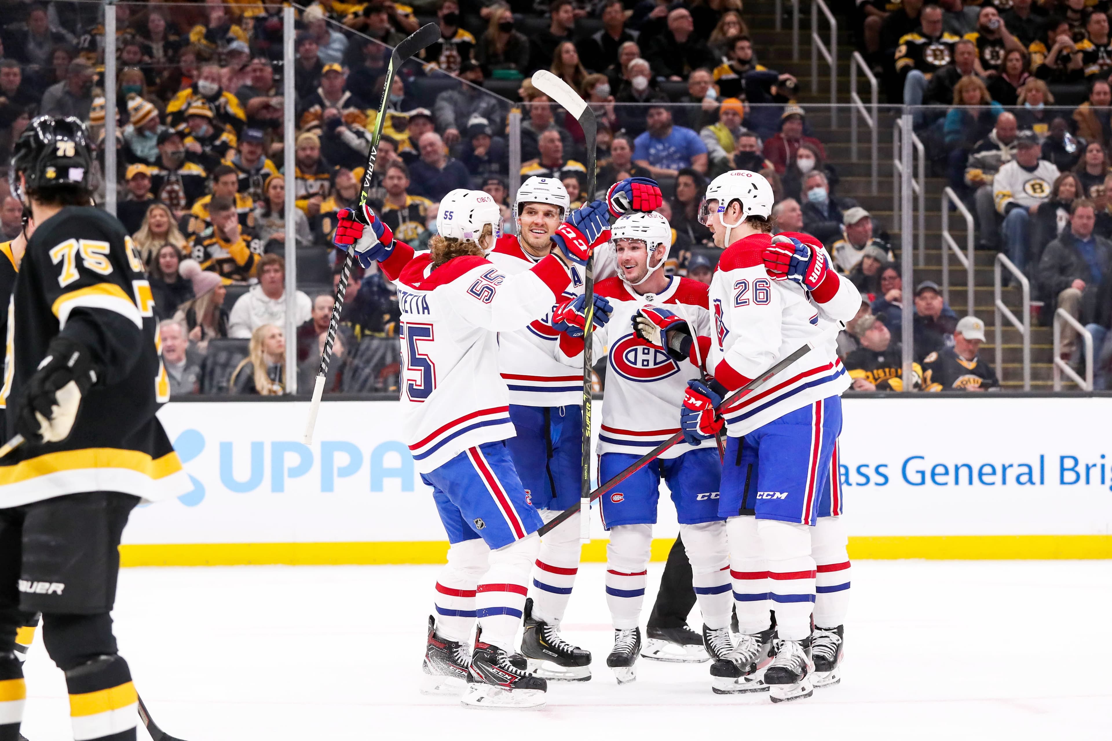 Michael Pezzetta a marqué son premier but de la saison, dimanche. Une réussite soulignée par Adam Brooks, Ben Chiarot et Josh Anderson.