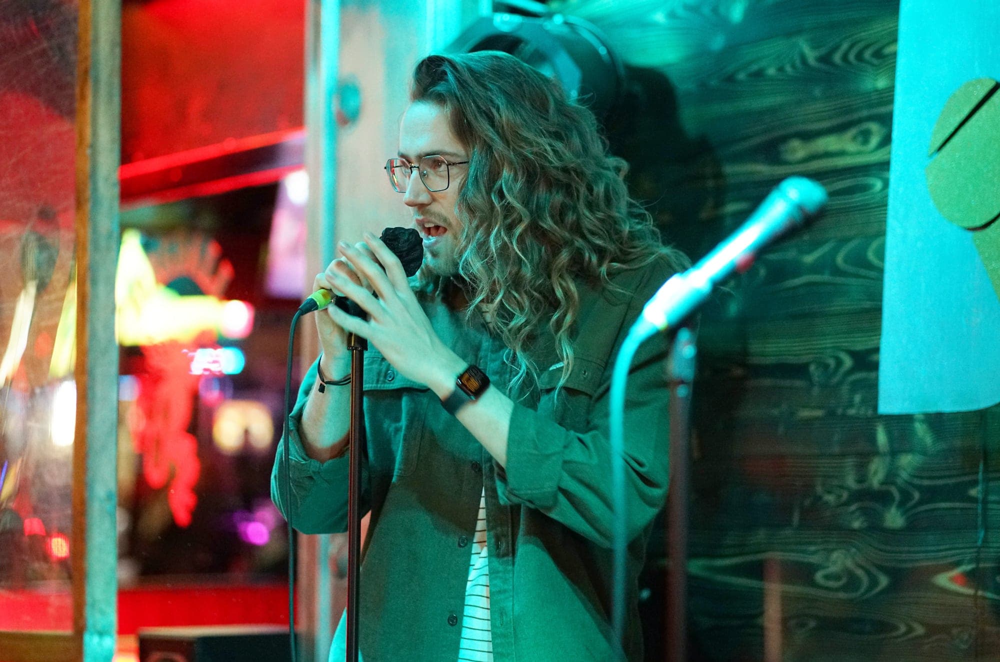 L’humoriste Mathieu Dufour qui chante Toxic de Britney Spears aussi au bar Le Date.