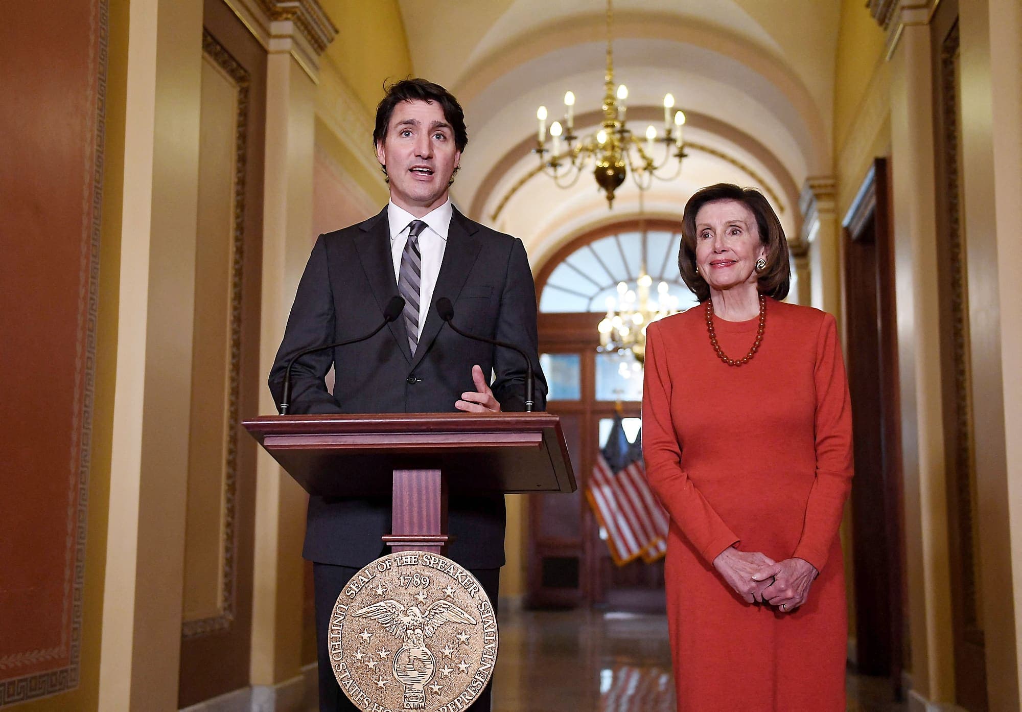 Le premier ministre Justin Trudeau s’est entretenu avec les médias mercredi, à Washington, accompagné de la démocrate Nancy Pelosi, puissante présidente de la Chambre des représentants des États-Unis.