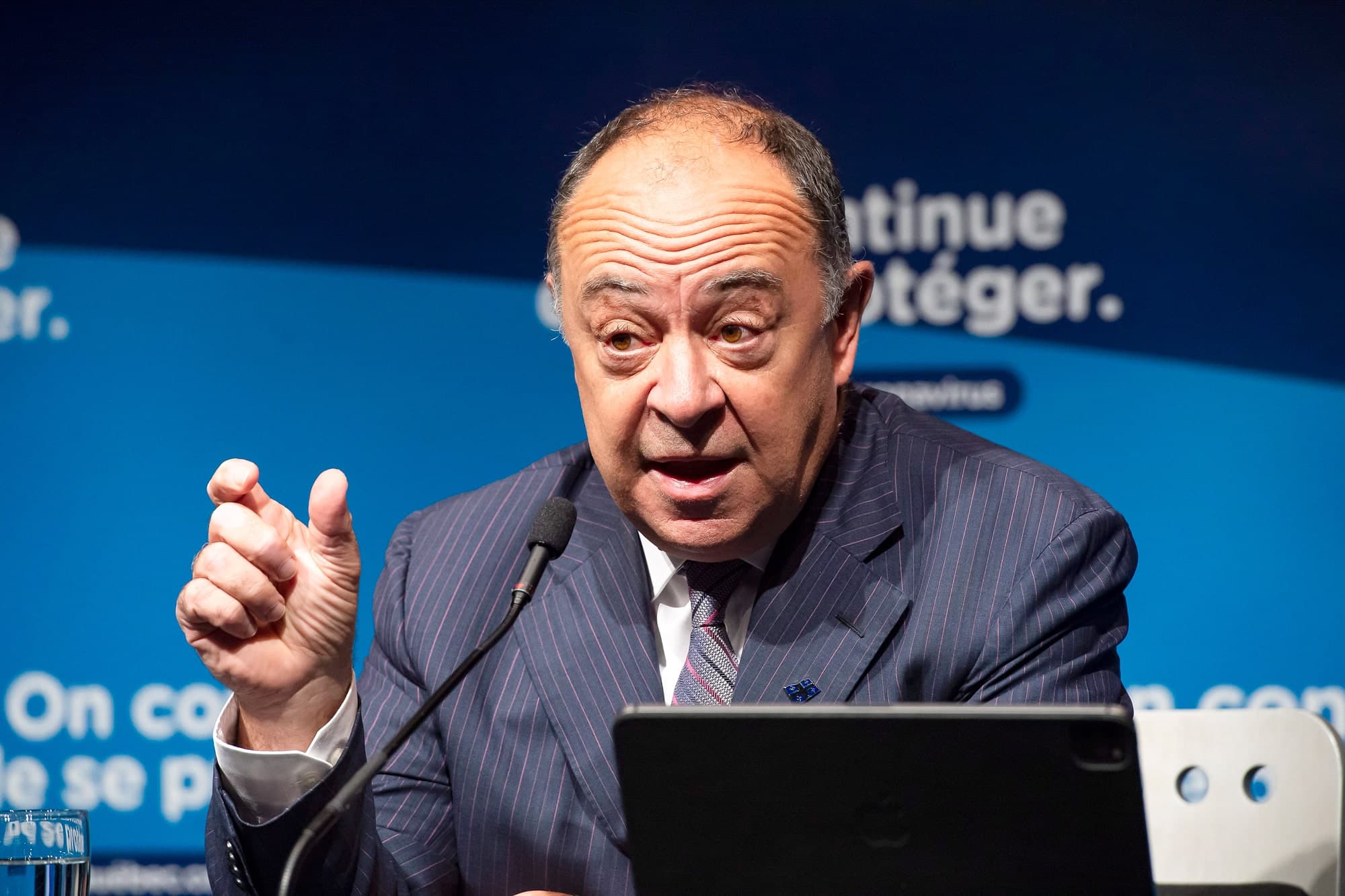 Le ministre de la Santé Christian Dubé dévoilera son plan pour la vaccination des enfants aux côtés du premier ministre François Legault, qui a fait miroiter la semaine dernière que la « grande majorité » des consignes sanitaires pourront être levées lorsque 80 % des 5 à 11 ans seront vaccinés.