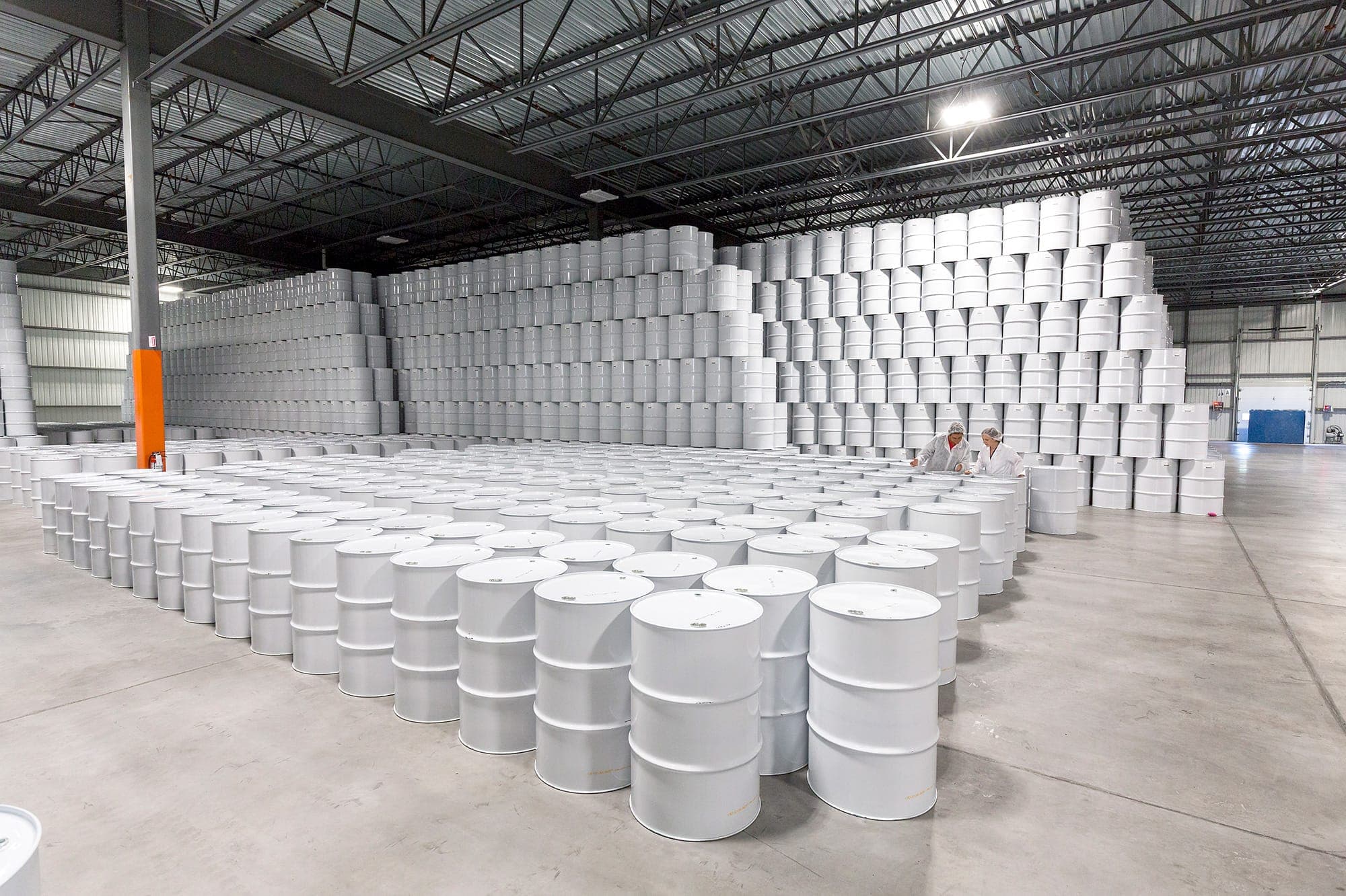 Tous ces barils constituent l’unique réserve stratégique de sirop d’érable au monde. Elle est située à Laurierville, dans le Centre-du-Québec.