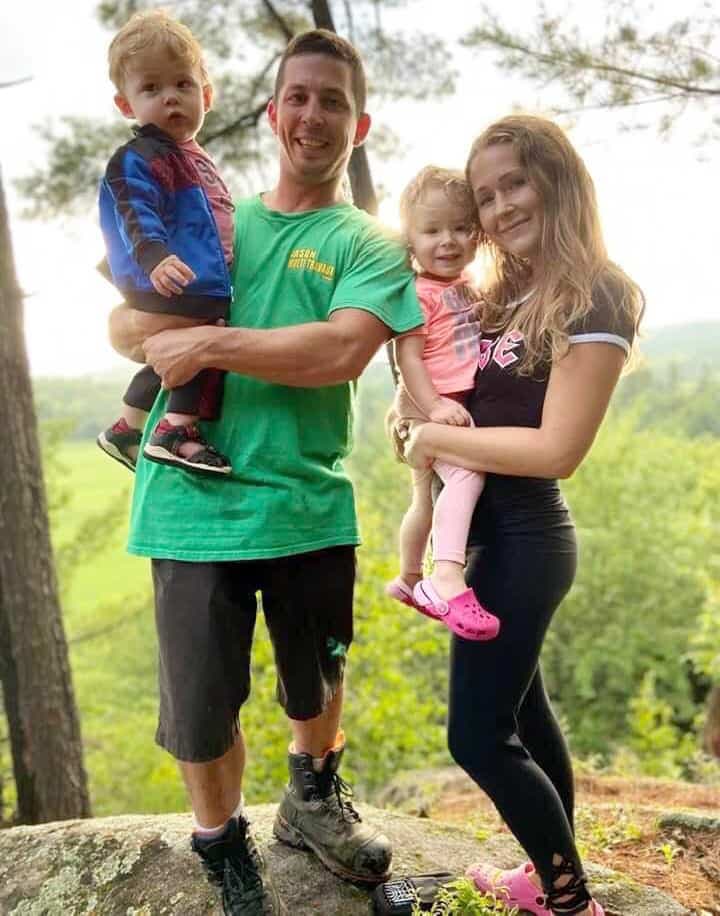 Jason Hopson et Isabelle Dupuis, accompagnés de leurs enfants, Bo, 2 ans, et Megan, 3 ans, qui ne peuvent aller à la garderie à cause de la grève des CPE.