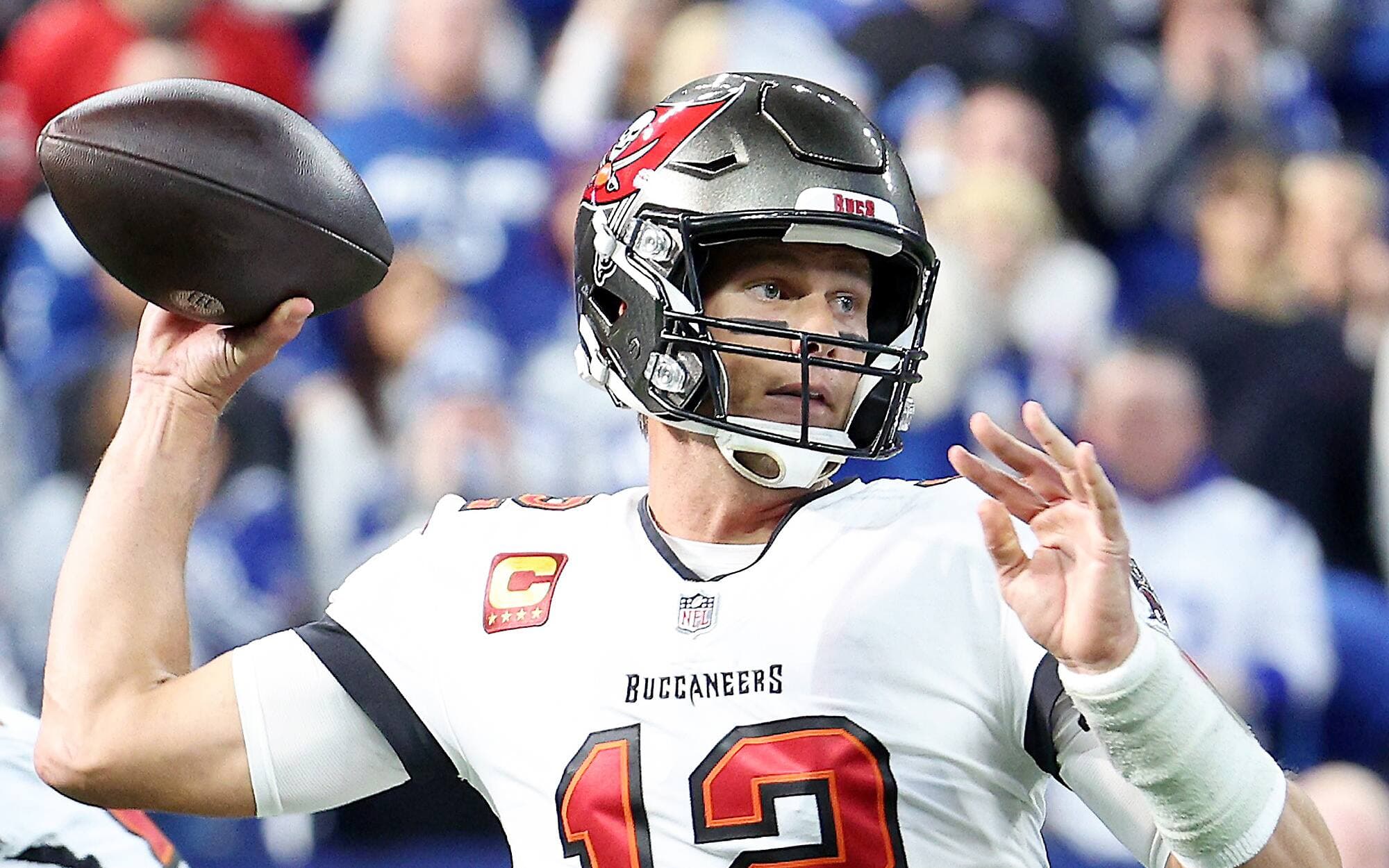 Le quart-arrière des Buccaneers de Tampa Bay Tom Brady, dimanche, au Lucas Oil Stadium.