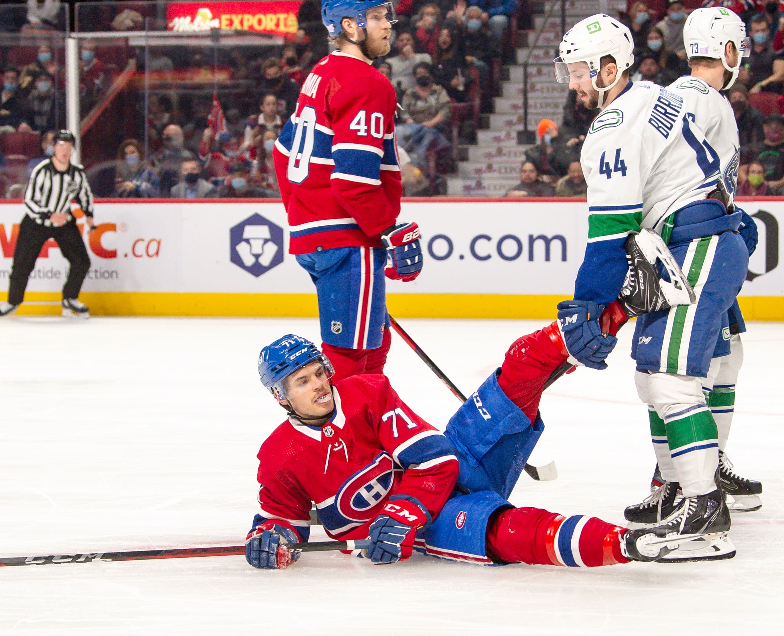 Les joueurs du CH ne se sont pas toujours montrés sous leurs meilleurs jours cette saison. Lundi, Jake Evans s’est retrouvé au sol devant Kyle Burroughs.