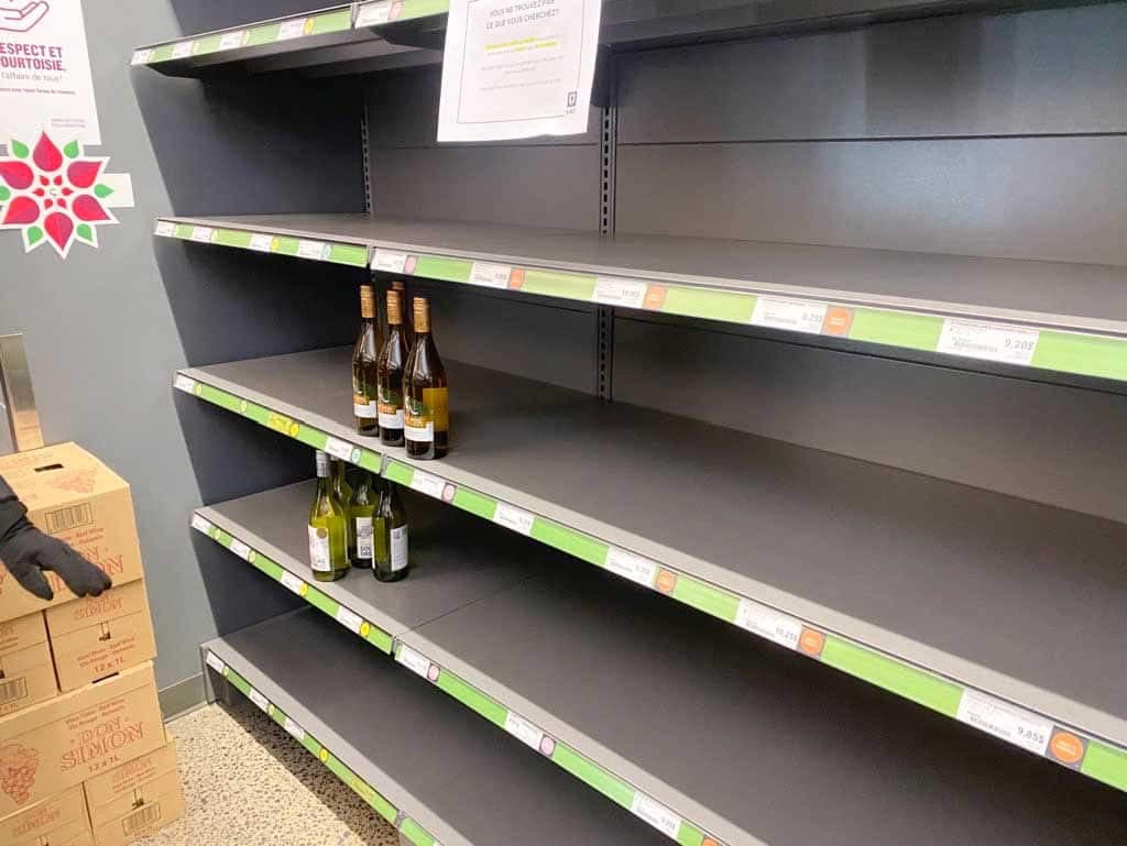 On voit ici les tablettes vides d’une succursale située sur la rue Ontario.