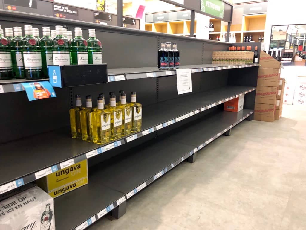 On voit ici les tablettes vides d’une succursale de la rue Laurier, à Montréal.