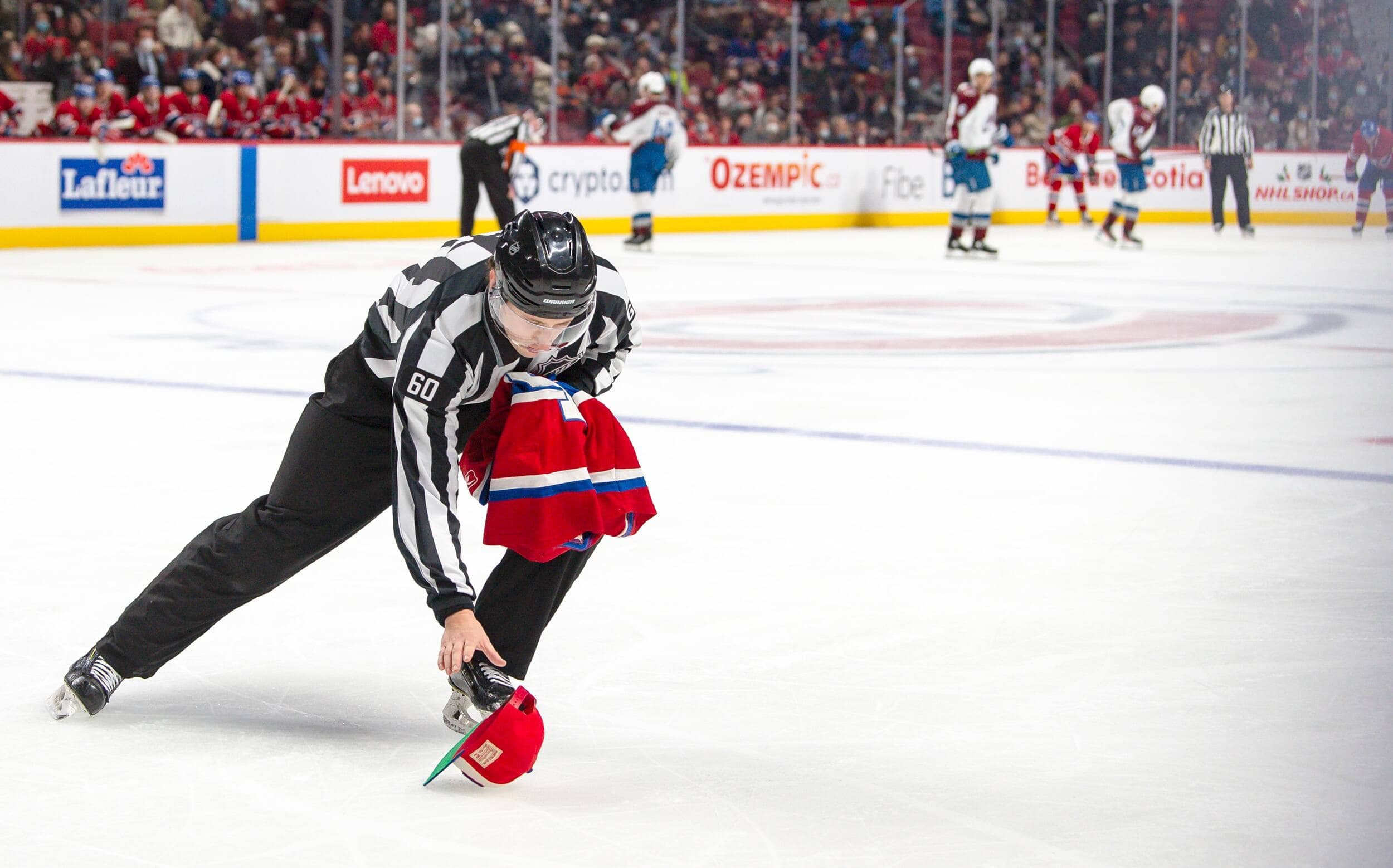 Jeudi soir, un partisan du Canadien a manifesté sa rage à l’endroit de ses préférés en lançant son chandail bleu, blanc, rouge sur la patinoire.