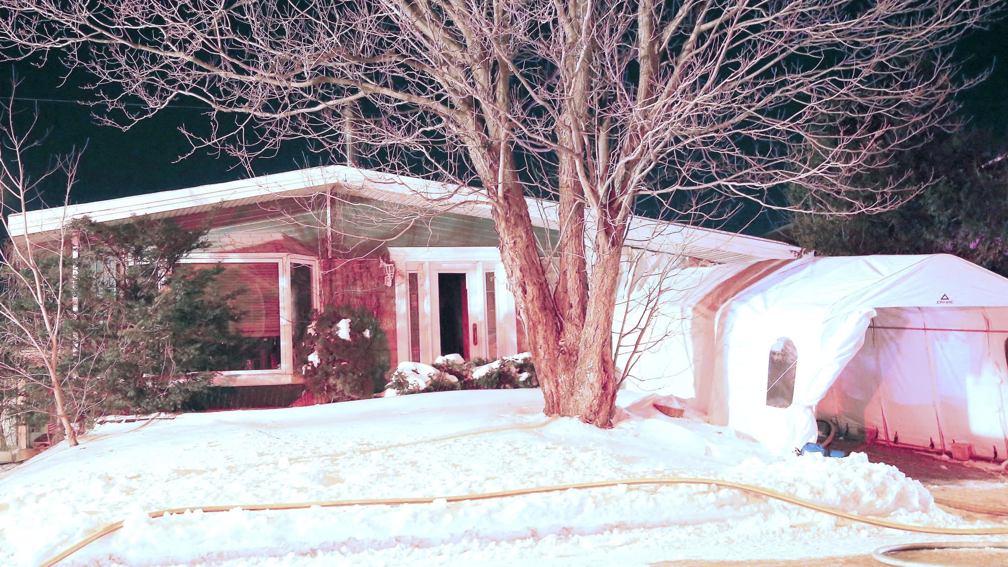 Cette résidence de Charlesbourg a été la proie des flammes dans la nuit d'hier à aujourd'hui. L’incendie a été rapidement maîtrisé par les pompiers. Deux hommes inanimés dont le corps portait des marques de violence se trouvaient à l’intérieur de la maison. Ils sont morts tous les deux.