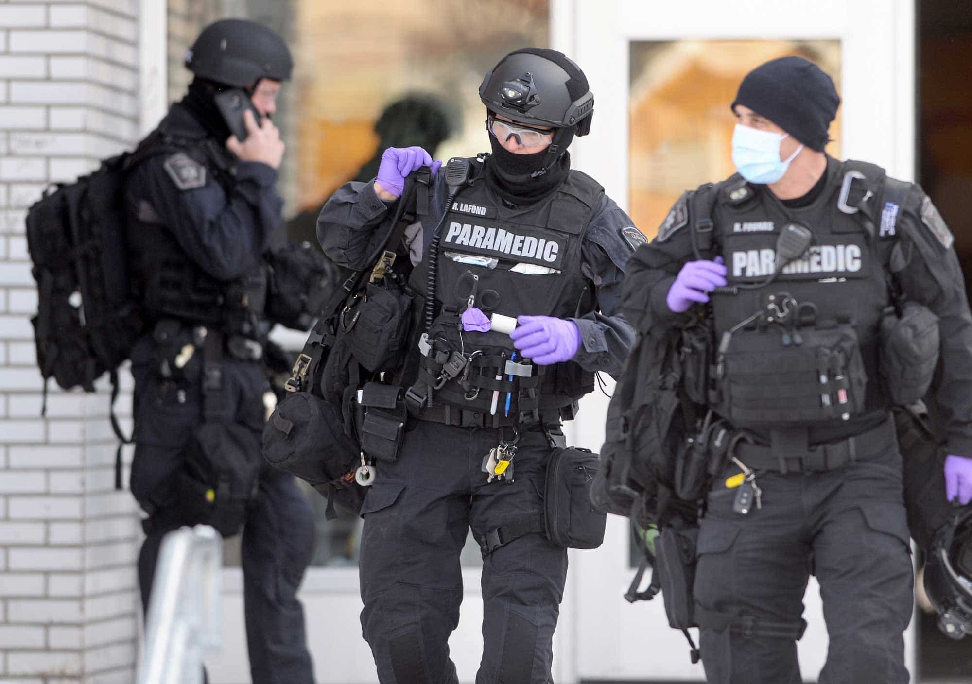 Des membres du groupe d’intervention médicale tactique d’Urgences santé sont intervenus à l’école John-F.-Kennedy, jeudi matin à Montréal, pendant que le suspect était toujours en fuite.