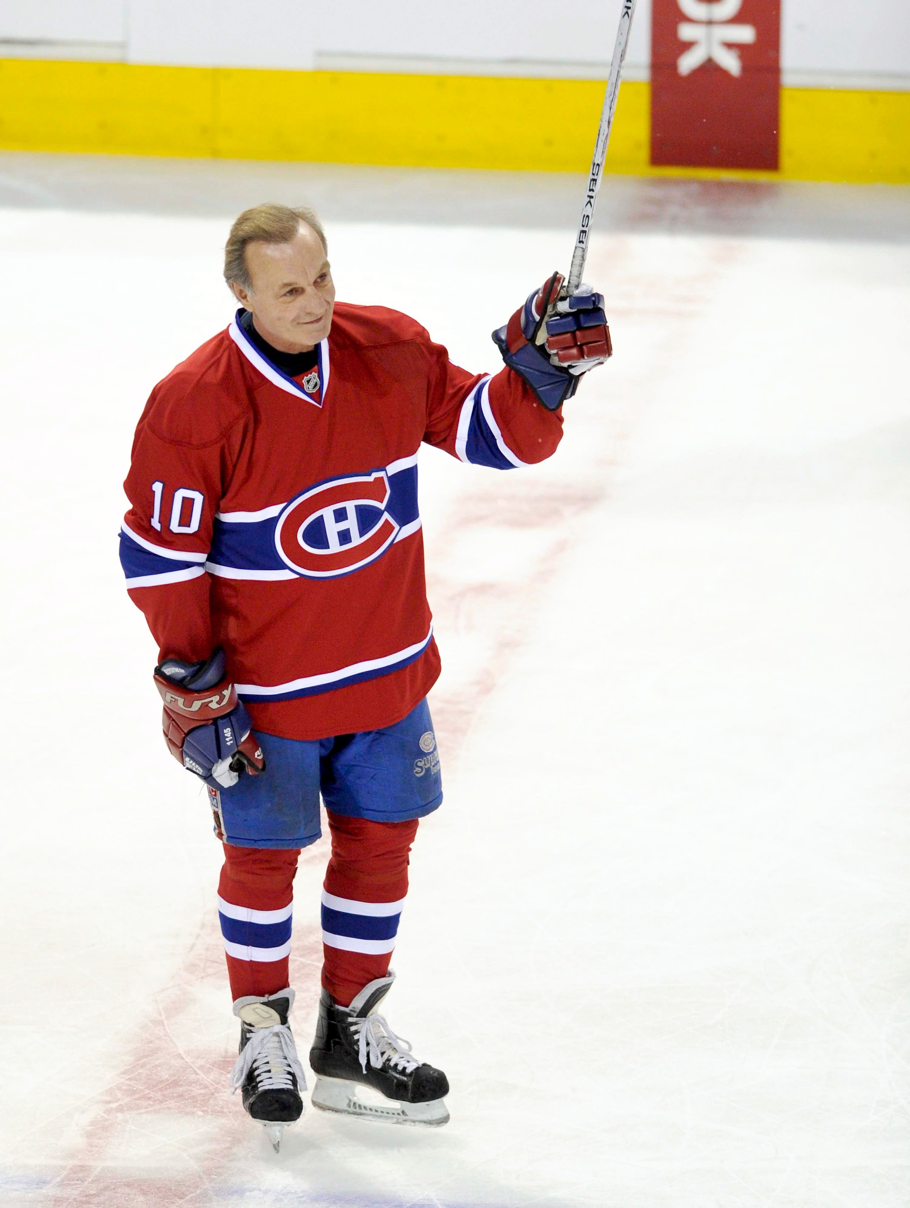 Guy Lafleur saluant la foule lors de sa tournée d’adieu le 5 décembre 2010 au Centre Bell.
