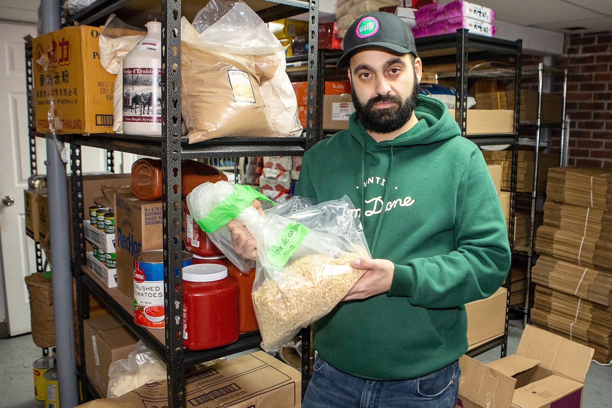 Le copropriétaire de La Boîte végane, Armik Dumont, n’en revient pas des hausses de prix des aliments, comme celle du prix des noix de cajou, dont le coût a bondi de 15 %.