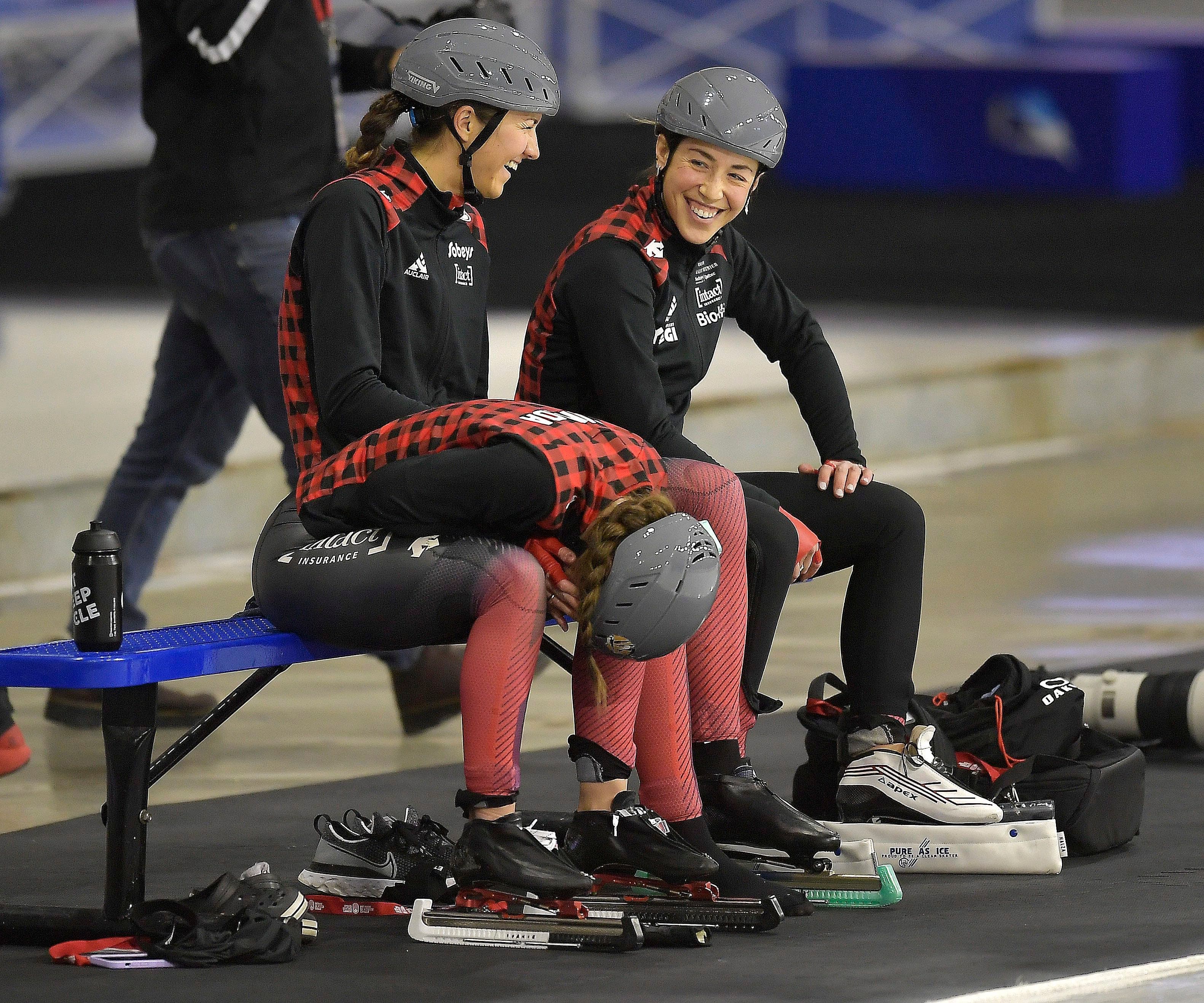Isabelle Weidemann, Ivanie Blondin et Valérie Maltais rigolent avant leur poursuite en équipe.