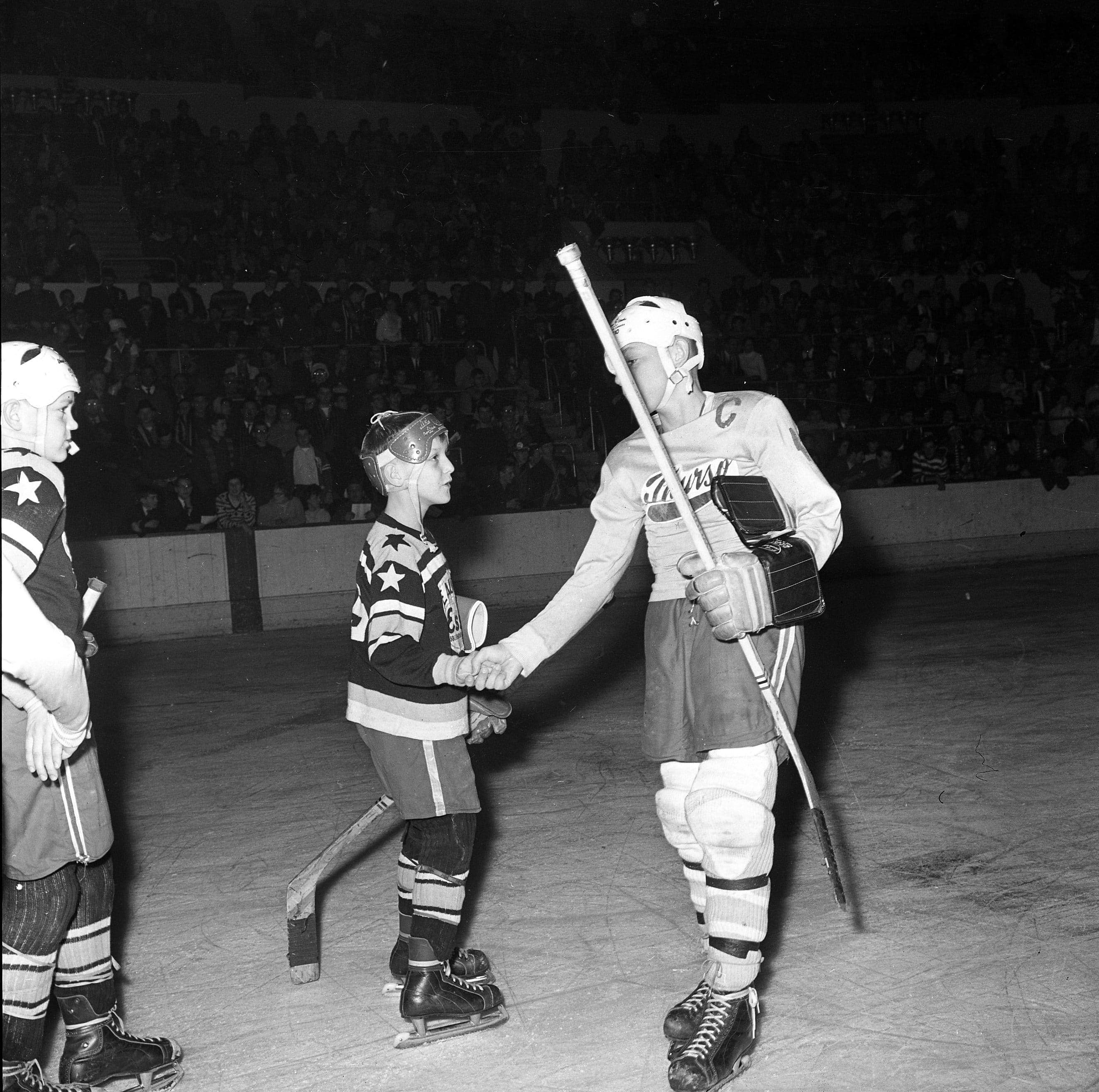 Le lendemain, Thurso s’incline en demi-finale du grand championnat contre Sault-Sainte-Marie. Guy Lafleur fait figure de géant à côté du rival à qui il adresse ses félicitations.