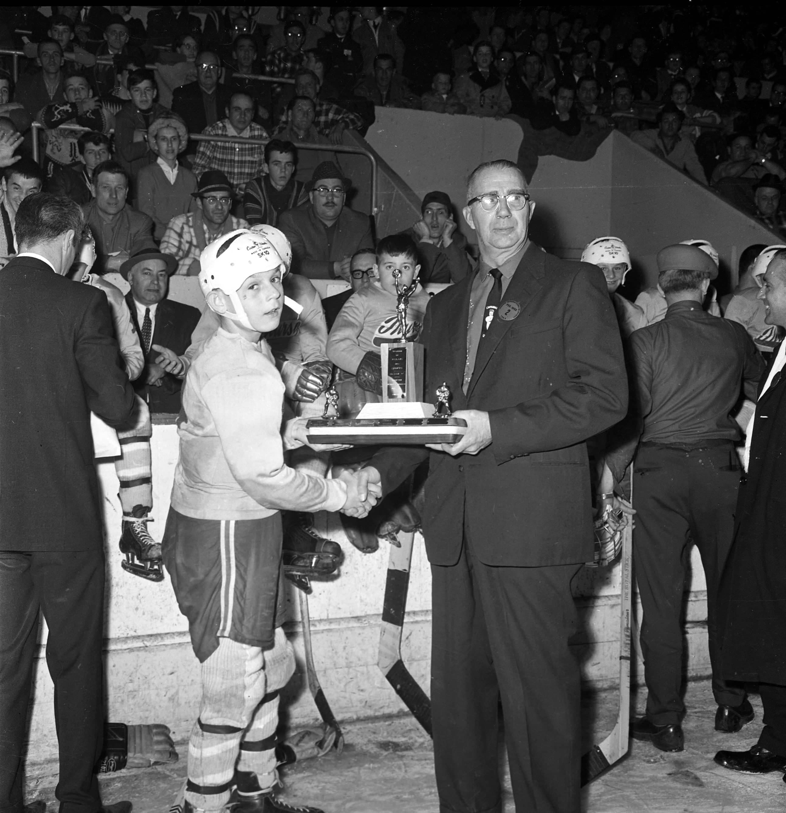 Février 1964 : auteur de 17 buts, Lafleur reçoit le trophée Red-Storey décerné au joueur le plus spectaculaire du tournoi.