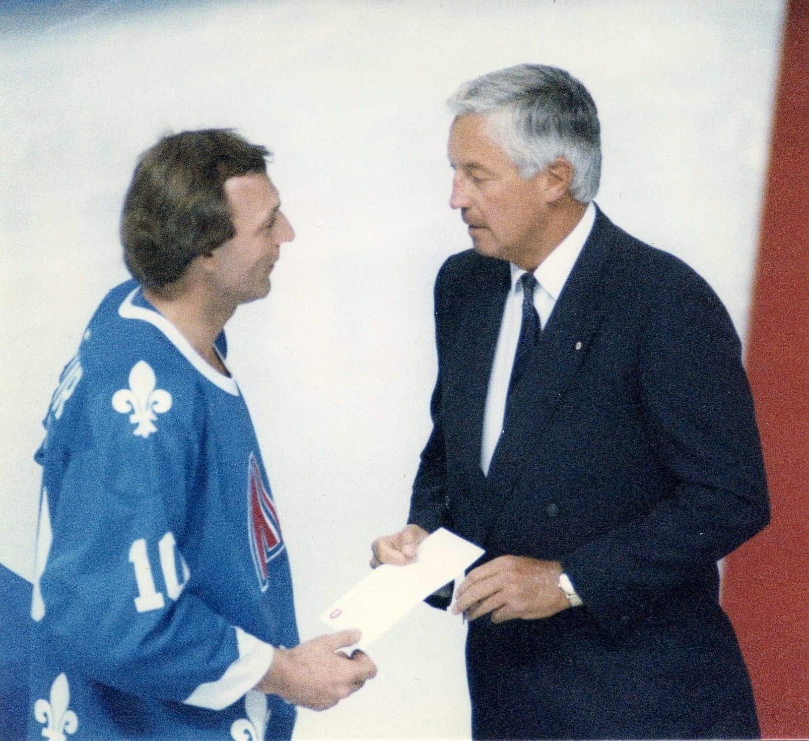 Rencontre entre deux géants du hockey, Lafleur et Jean Béliveau, appréciés tant par les gens de Québec que par les amateurs de Montréal.