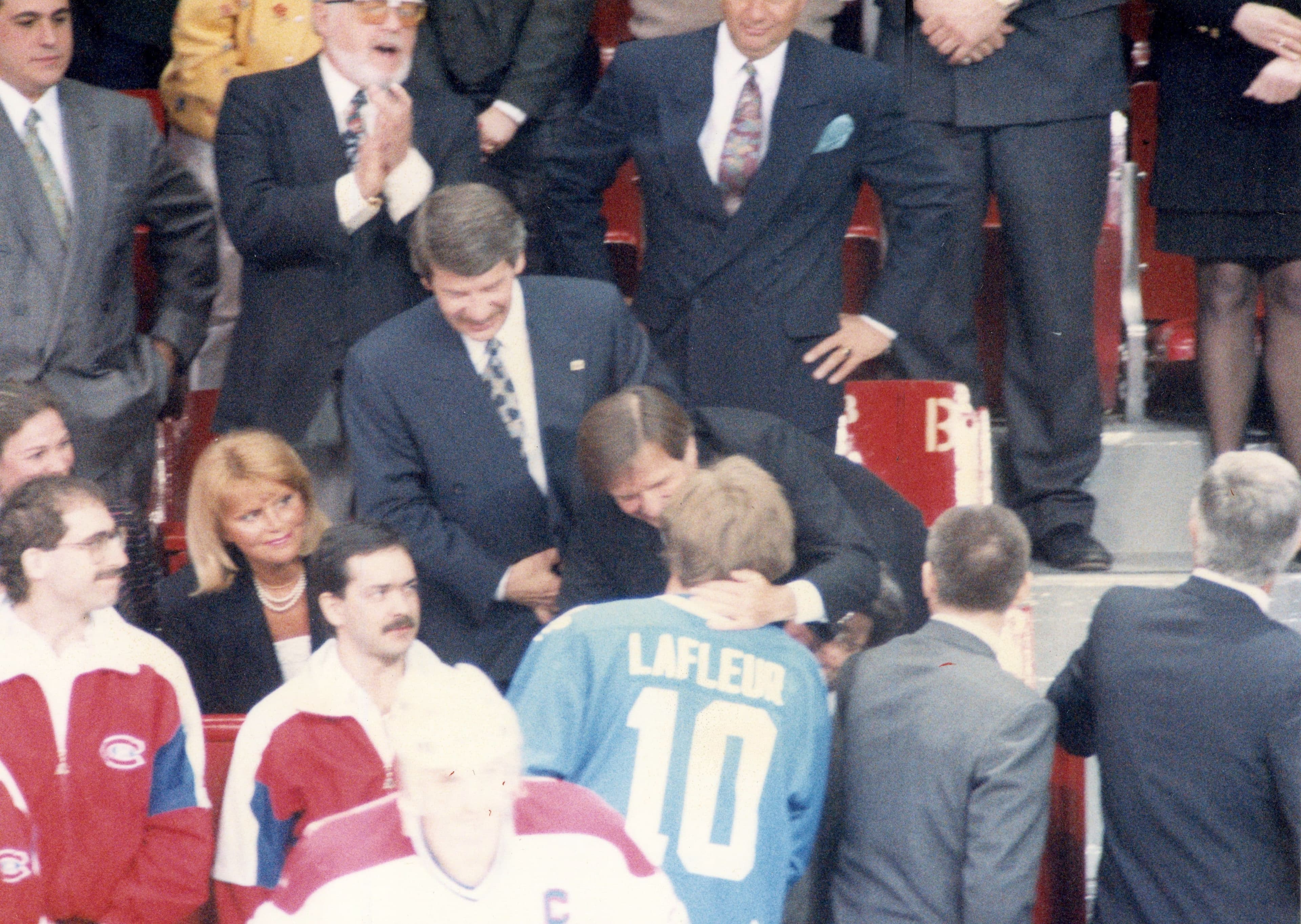 Guy Lafleur fait la paix avec Ronald Corey qui l’avait congédié de son poste d’administrateur avec le Canadien en 1985, sous le regard de l’ancien maire de Montréal, feu Jean Doré, et de Pierre Gervais, préposé à l’équipement du Canadien.