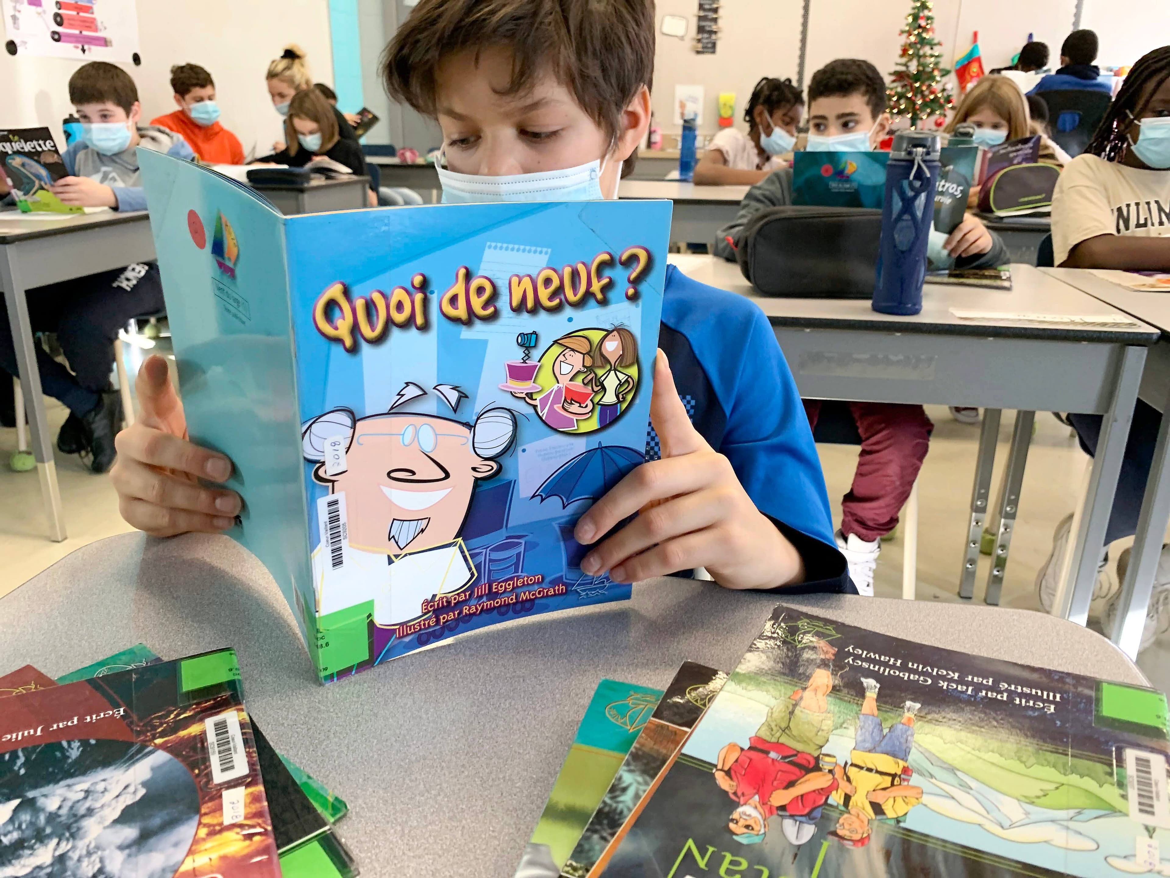 Un élève du primaire lisant un livre. Le programme Culture et citoyenneté québécoise fera une place à l’éducation numérique à compter de la 3e année.