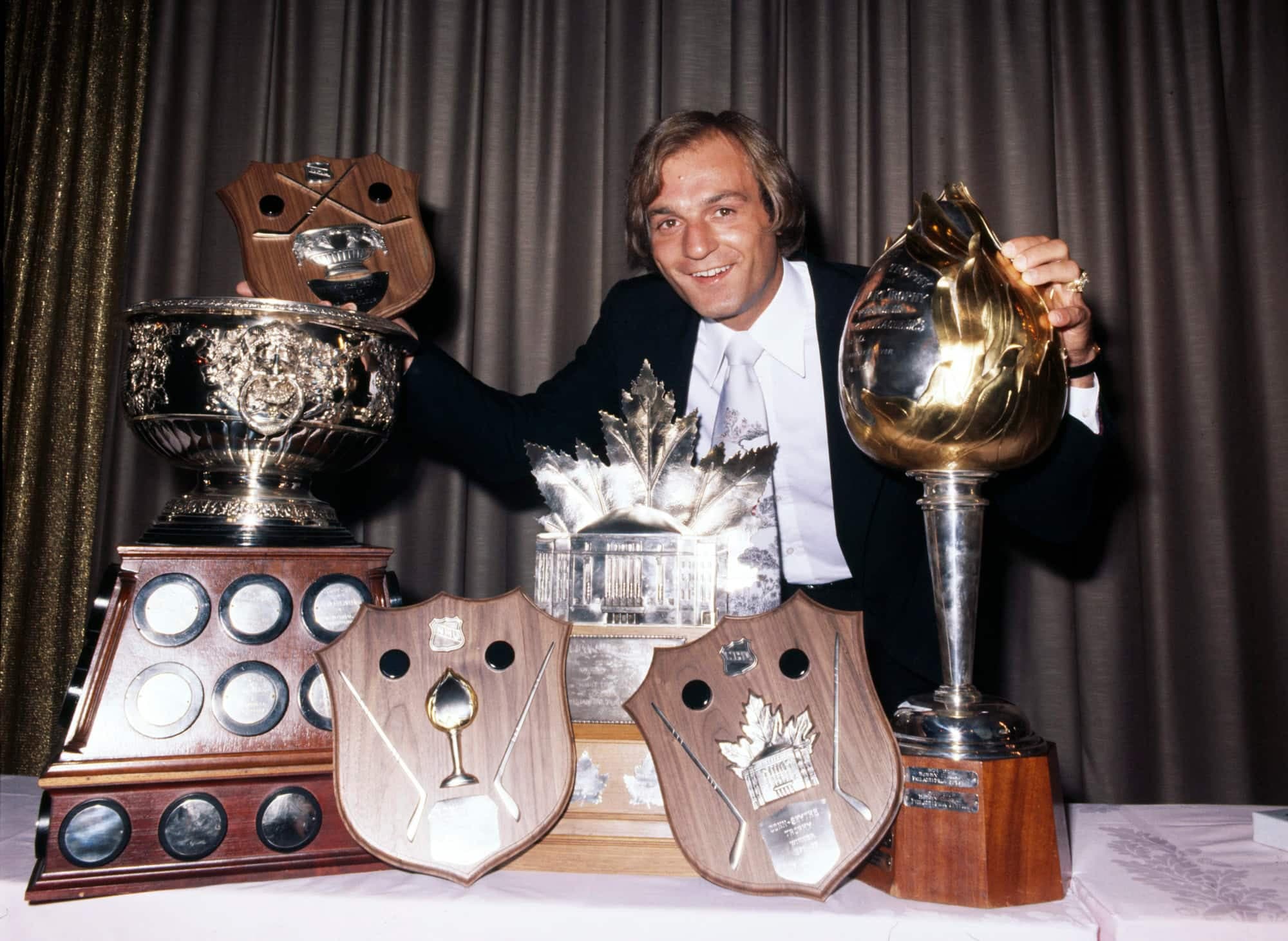 Le Démon blond est au sommet de sa gloire en 1977. En plus de remporter une troisième coupe Stanley, il s’approprie les trophées Art-Ross, Conn-Smythe, Hart et Lester-B.-Pearson.