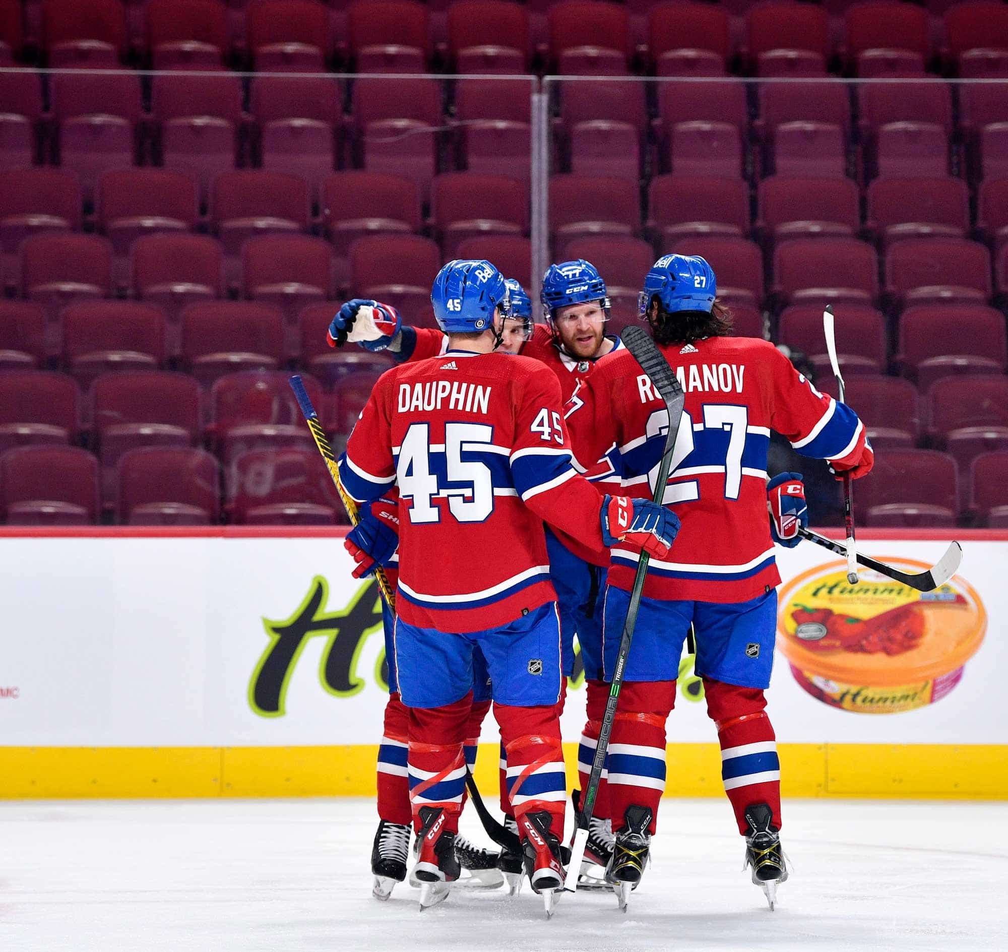 Laurent Dauphin, Alexander Romanov, Brett Kulak et leurs coéquipiers avaient célébré une victoire contre les Flyers, le 16 décembre, devant des gradins vides au Centre Bell.