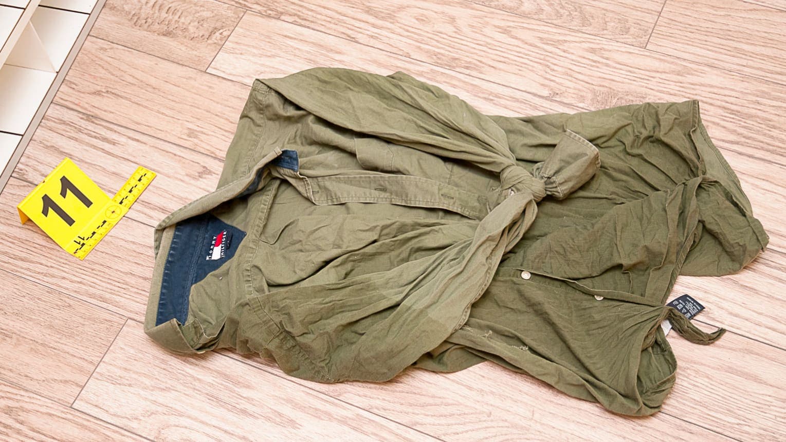 La chemise rappelant une camisole de force qui a été utilisée contre la victime.