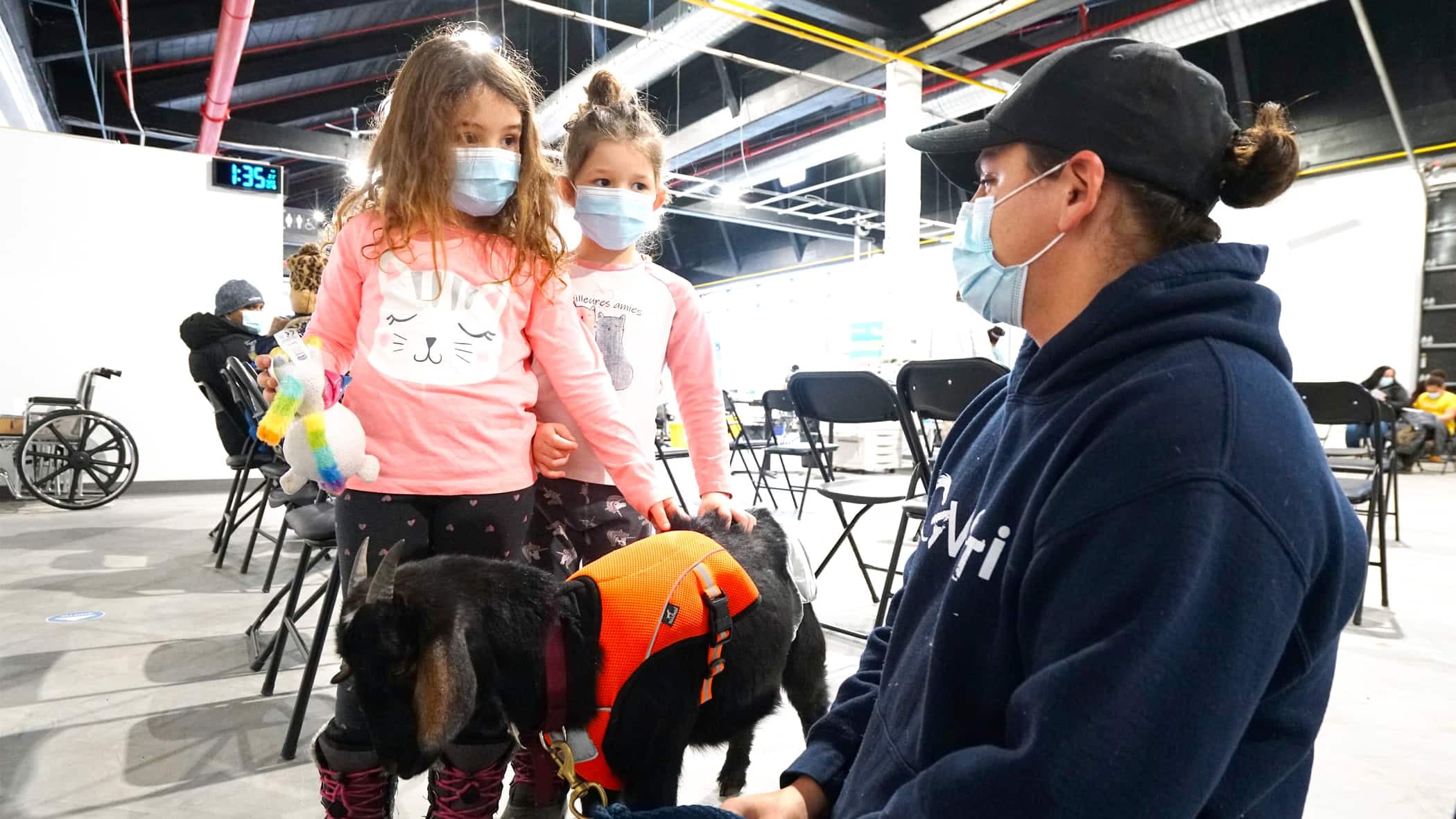 Le personnel du centre de vaccination a préparé un bac de bulles de fumée (de glace sèche) qui a beaucoup amusé mon fils qui m’accompagnait dans ce reportage.