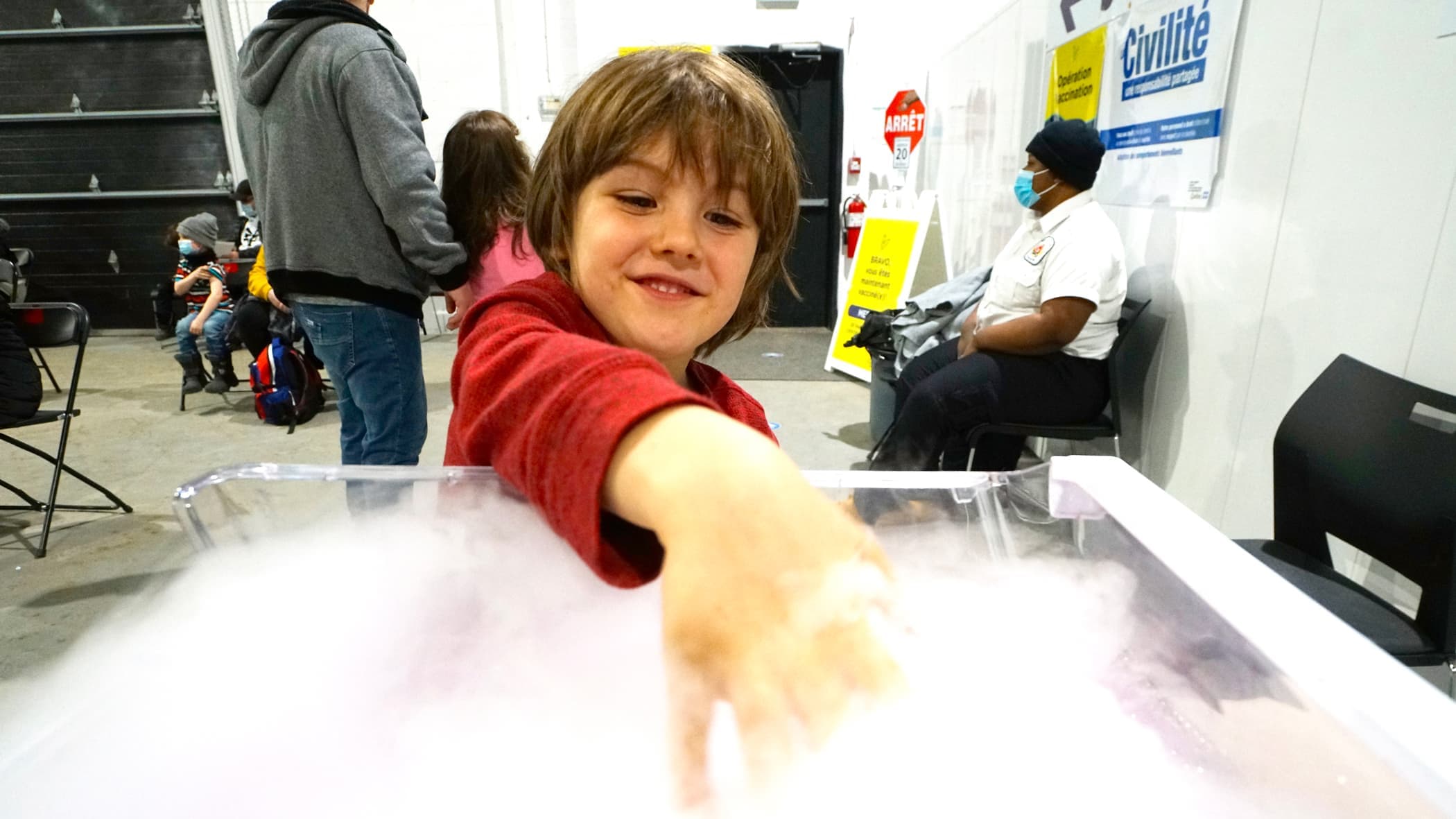 Le personnel du centre de vaccination a préparé un bac de bulles de fumée (de glace sèche) qui a beaucoup amusé mon fils qui m’accompagnait dans ce reportage.