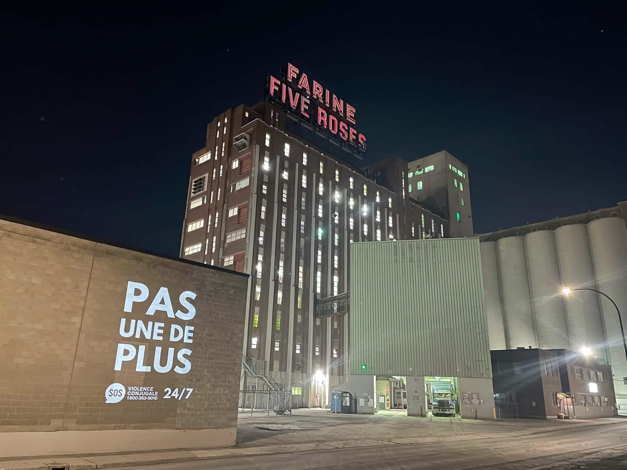 SOS violence conjugale à l’origine de cette projection effectuée dans le Vieux-Montréal juste avant Noël.