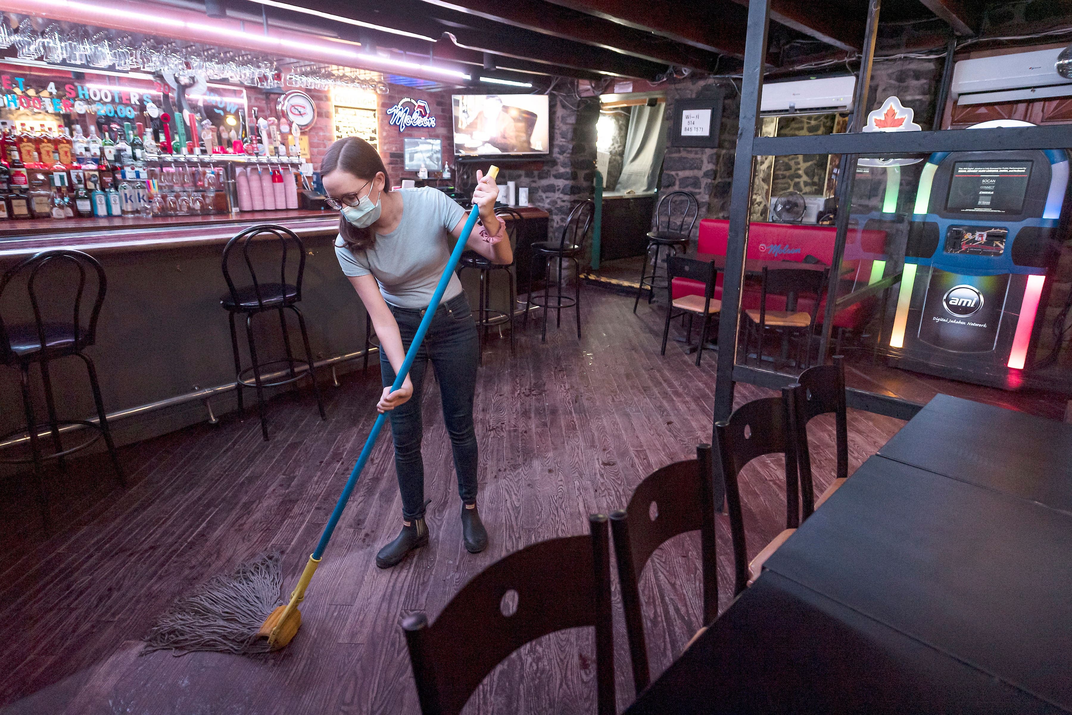 Éva Ducharme, employée du bar Vieux St-Hubert, à Montréal, a fermé le commerce, lundi en après-midi, à la suite des nouvelles mesures imposées par le gouvernement du Québec.