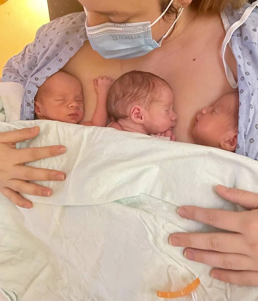 Jake, Mila et Ellie, dormant paisiblement sur leur maman, Nykia Rossignol.