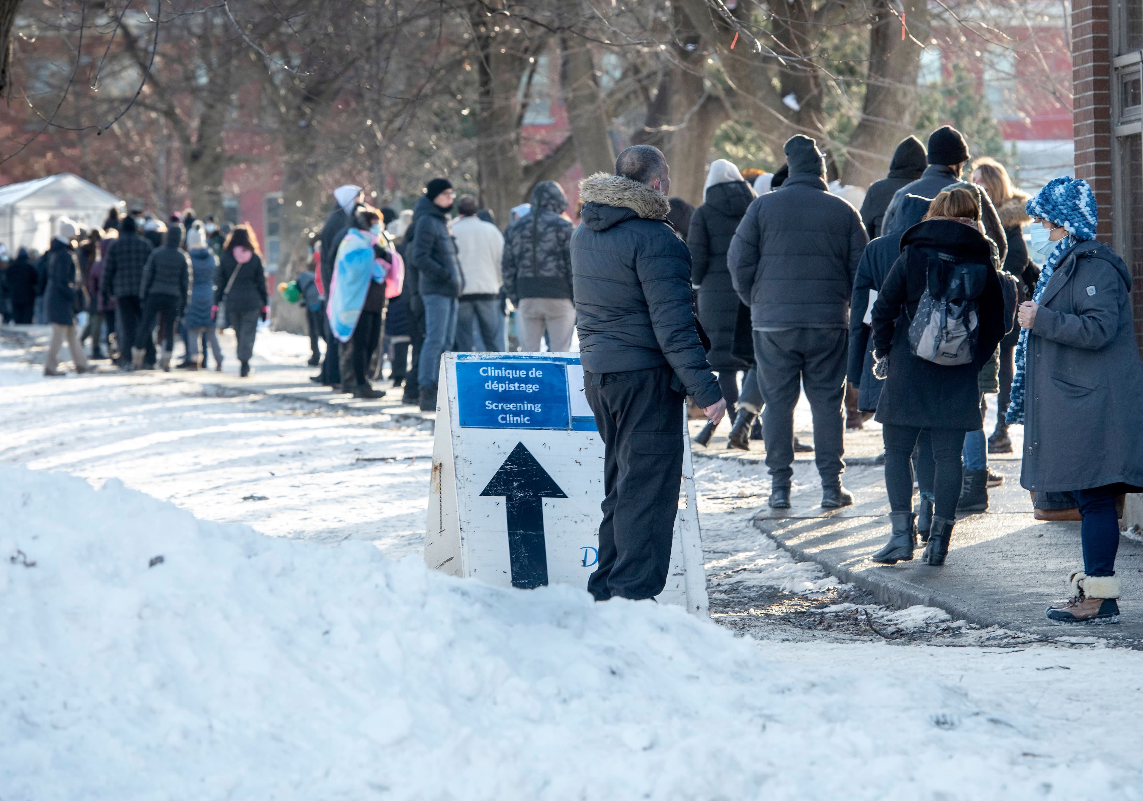 File à la clinique de dépistage de l’hôpital Douglas, à Montréal, le 21 décembre.