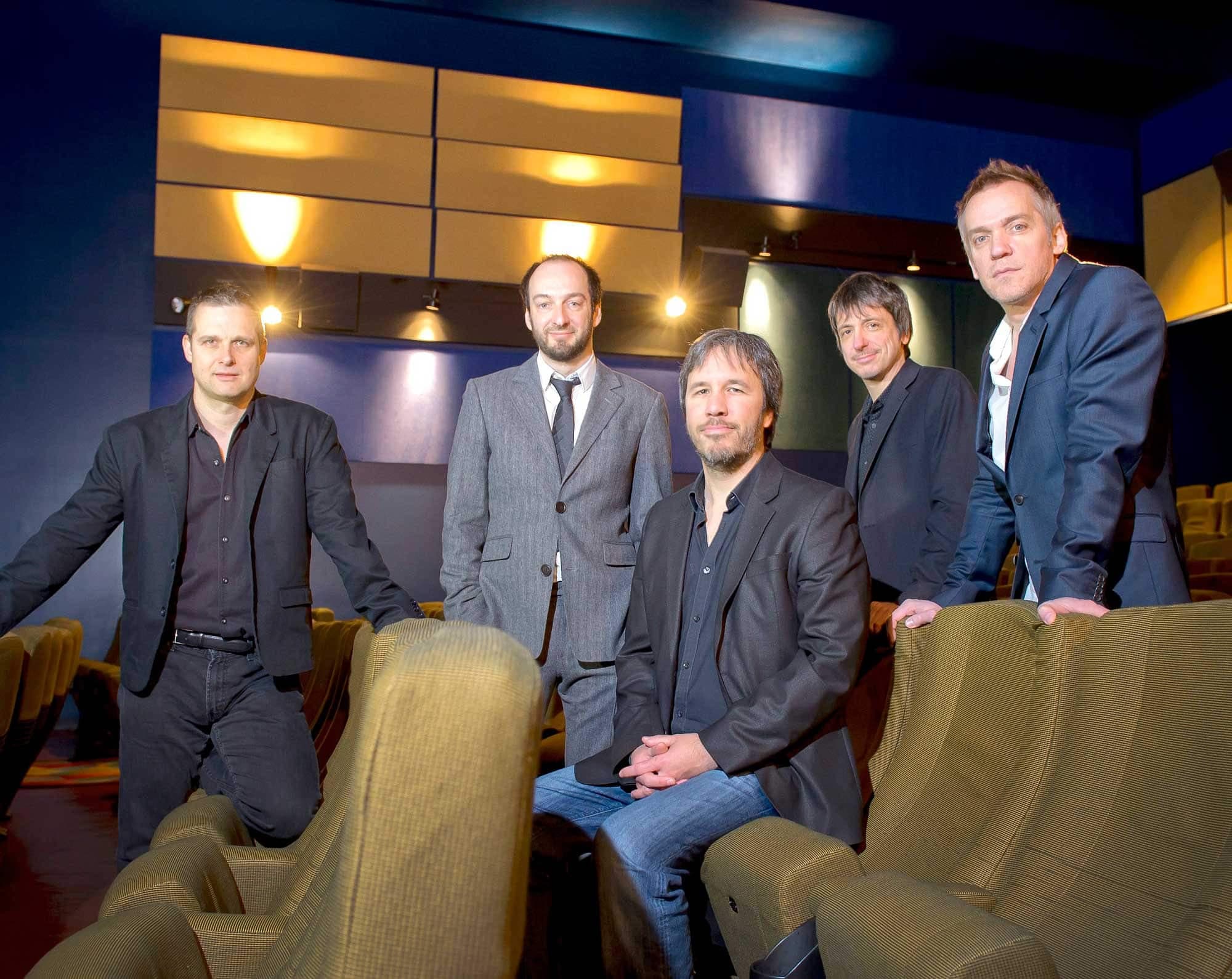 Cinq cinéastes québécois, Émile Gaudreault, Ken Scott, Denis Villeneuve, Philippe Falardeau et Jean-Marc Vallée, réunis dans une salle de cinéma à Montréal, le 14 décembre 2011.